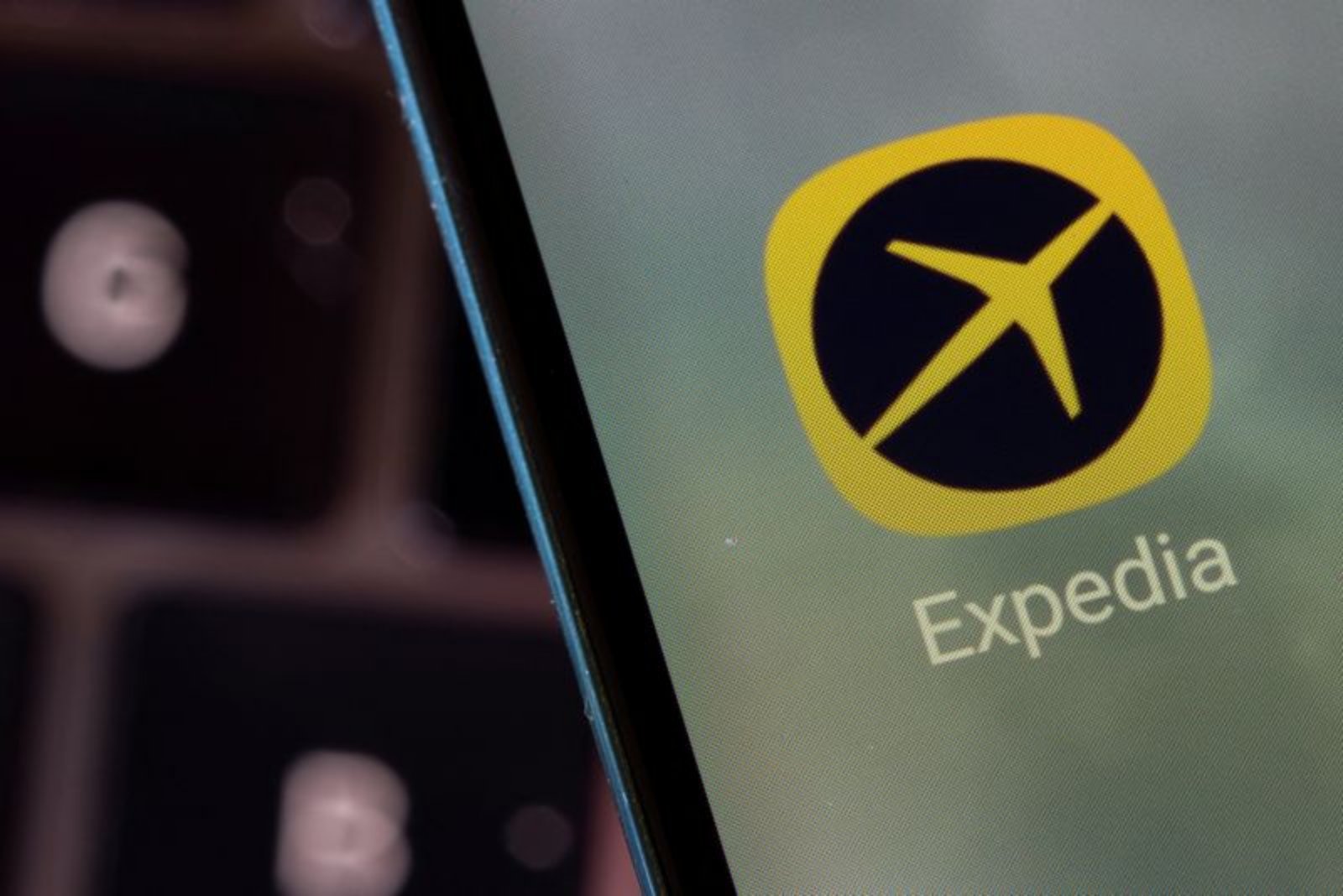 Expedia Shares Slide After Middle East Conflict and Mexico Advisory Dent Bookings