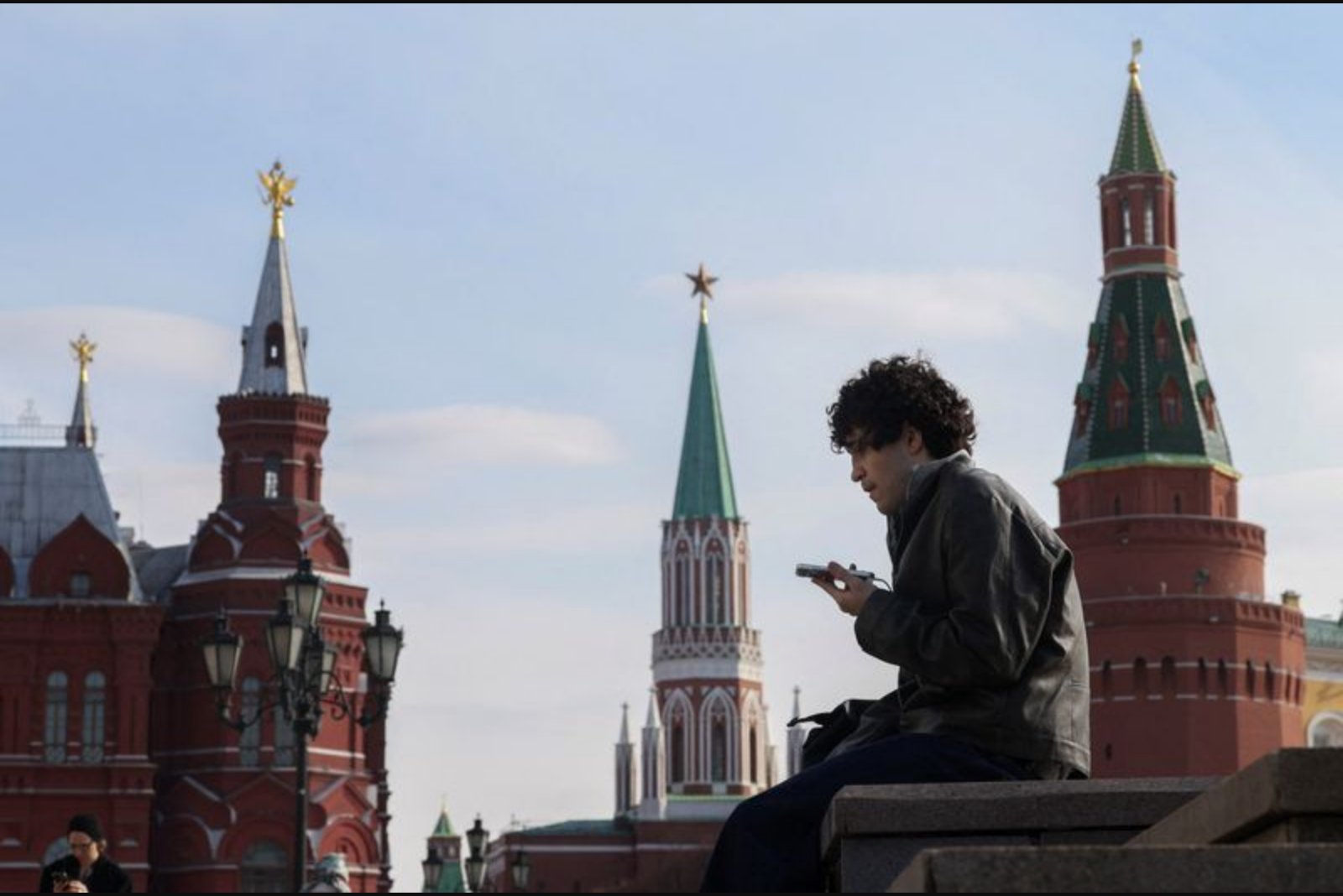 Kremlin Tightens Online Controls as Service Outages and App Bans Spread Across Cities
