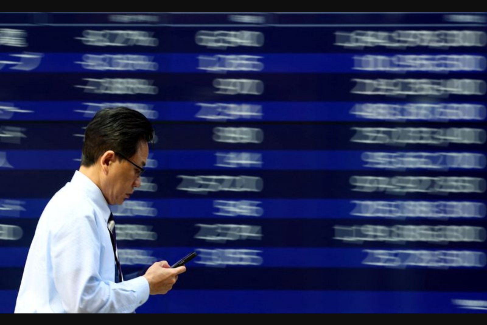 Risk Appetite Rises as Peace Hopes Ease Middle East Premium; Oil and Dollar Retreat