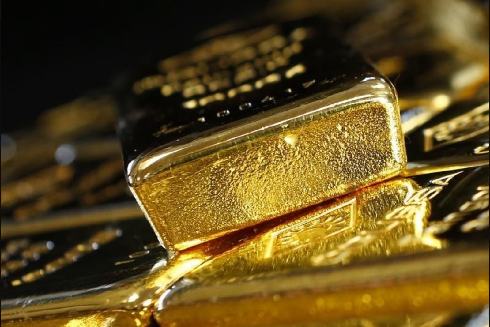 Gold Holds Near $5,000 as Geopolitical Strains Counter Fed Minutes