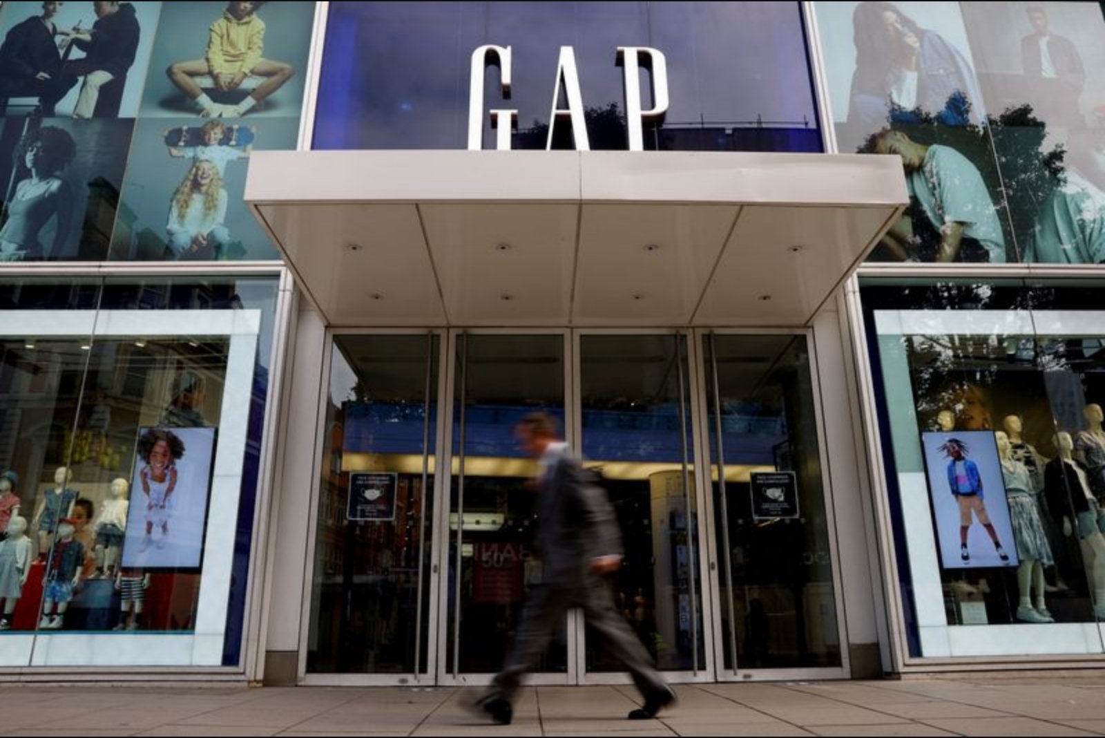 Apparel Stocks Slide as Soft Demand, Margin Pressures Signal Consumer Pullback