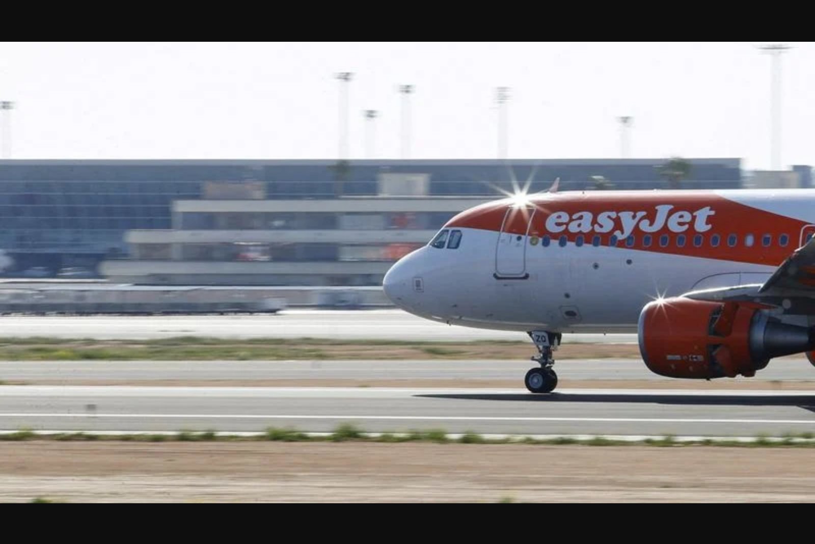 EasyJet’s takeover contest intensifies as board backs Apollo over Castlelake