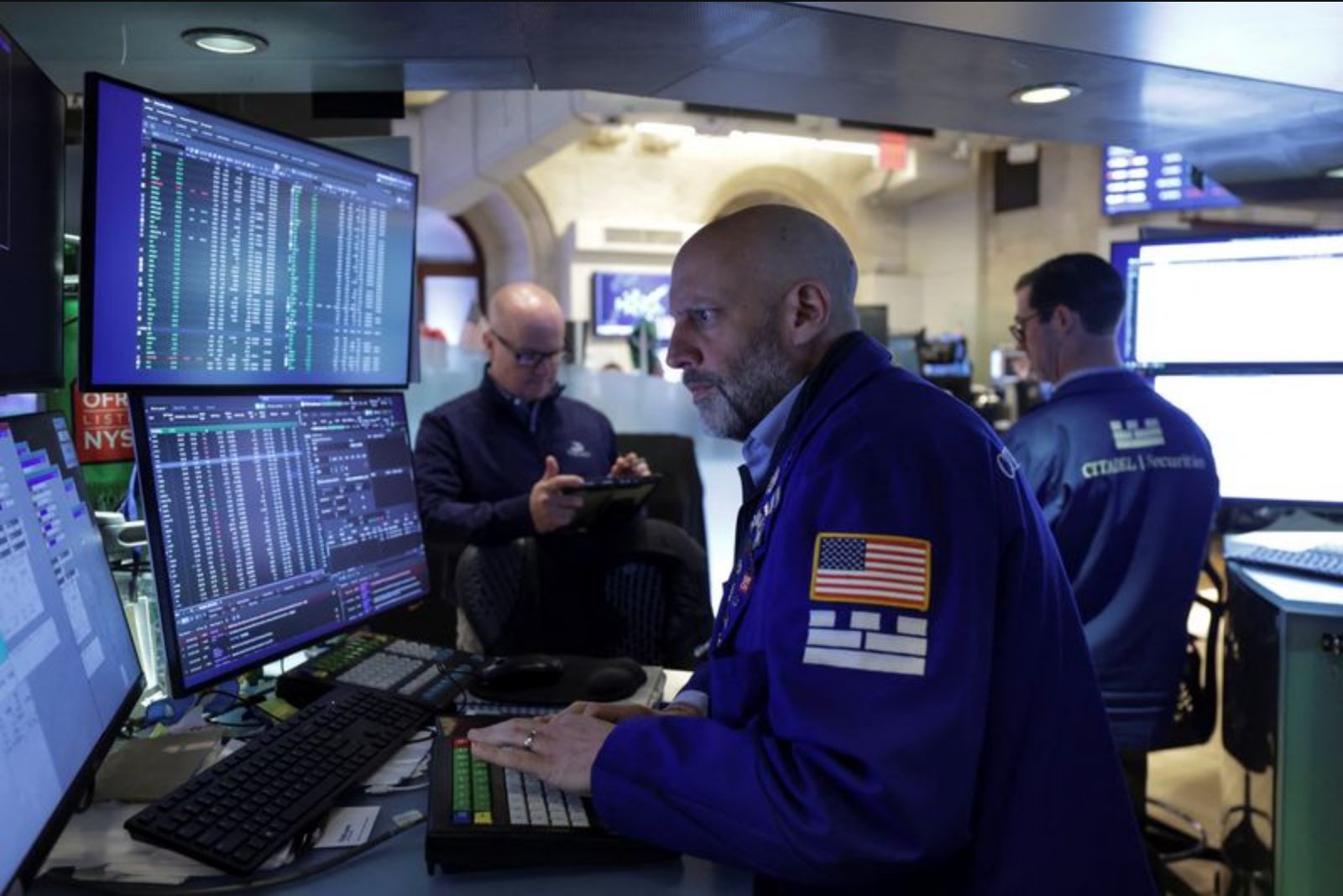 Stocks Slip as Oil Surge and Fed Split Shadow Markets Ahead of Big Tech Results