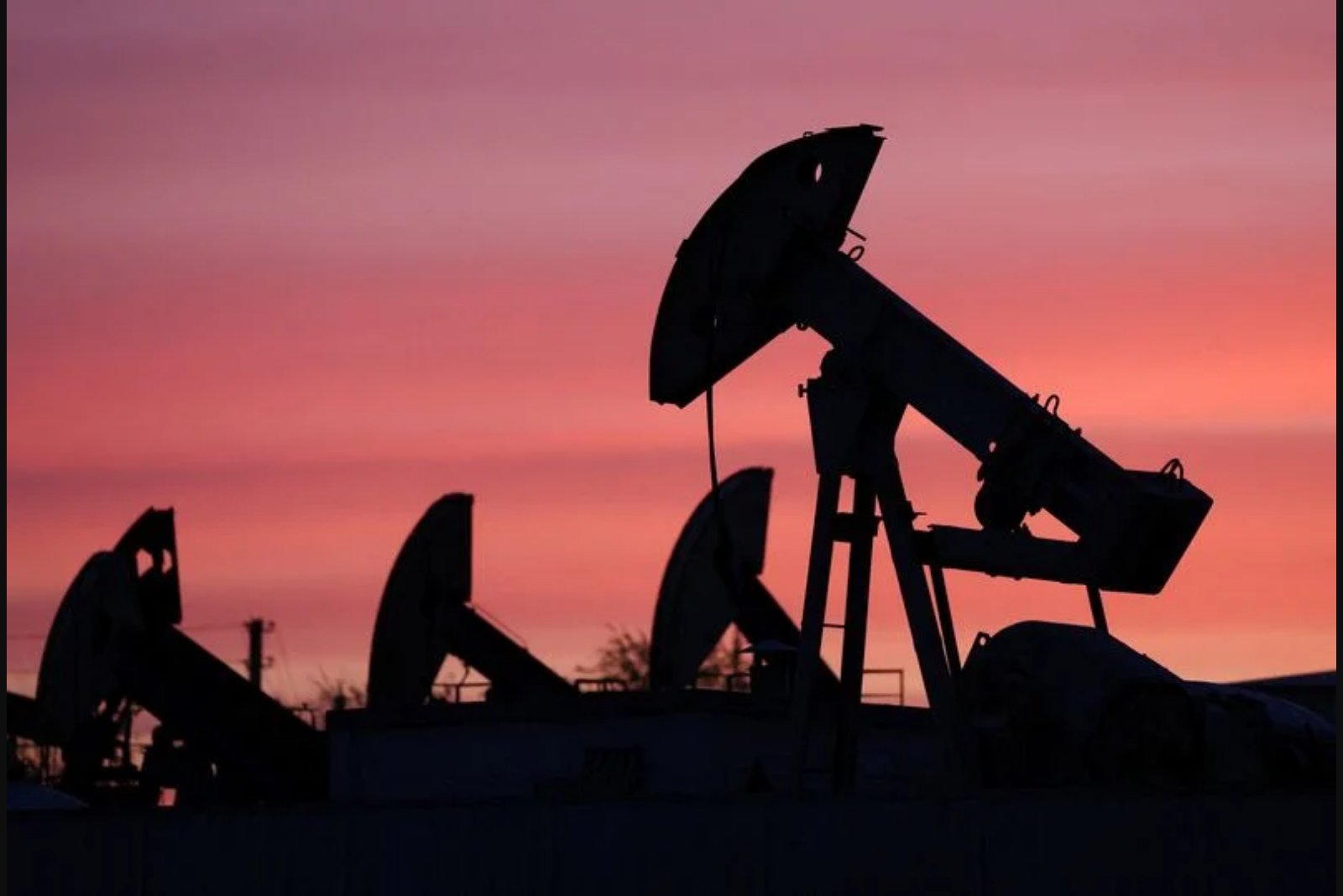 Oil Climbs to One-Month High as U.S. and Iran Escalate Actions in Strait of Hormuz