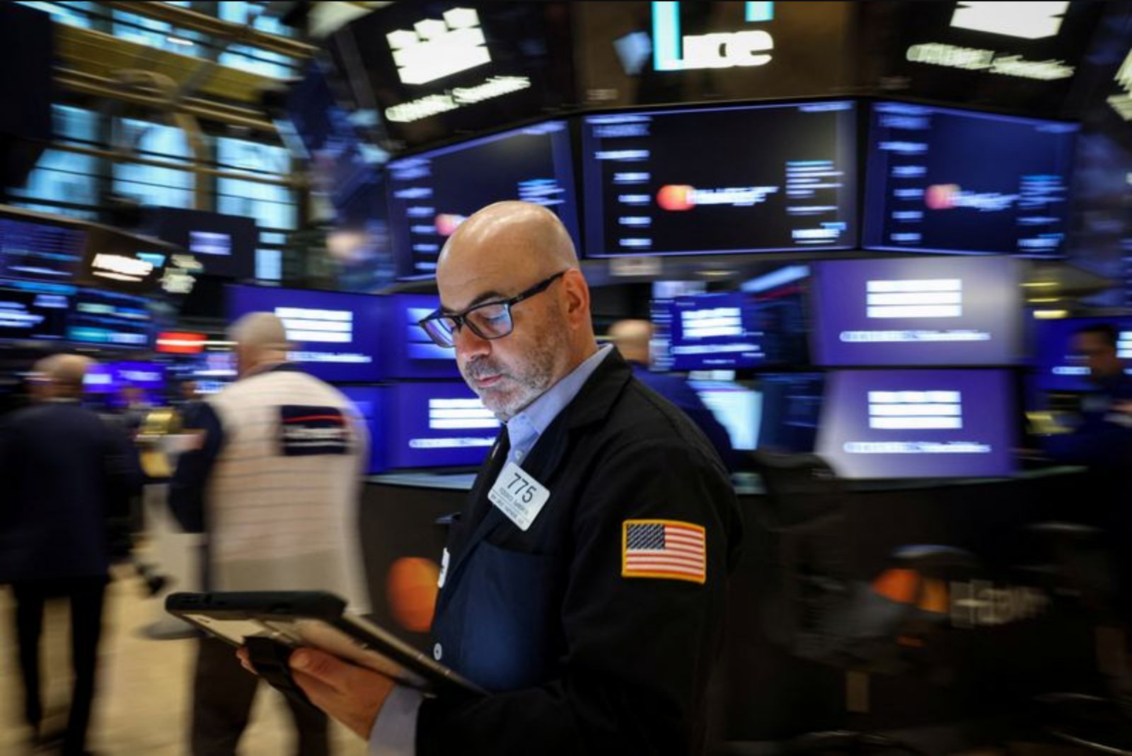 U.S. Futures Tick Higher as Chip Stocks Recover Ahead of Key Jobs Report