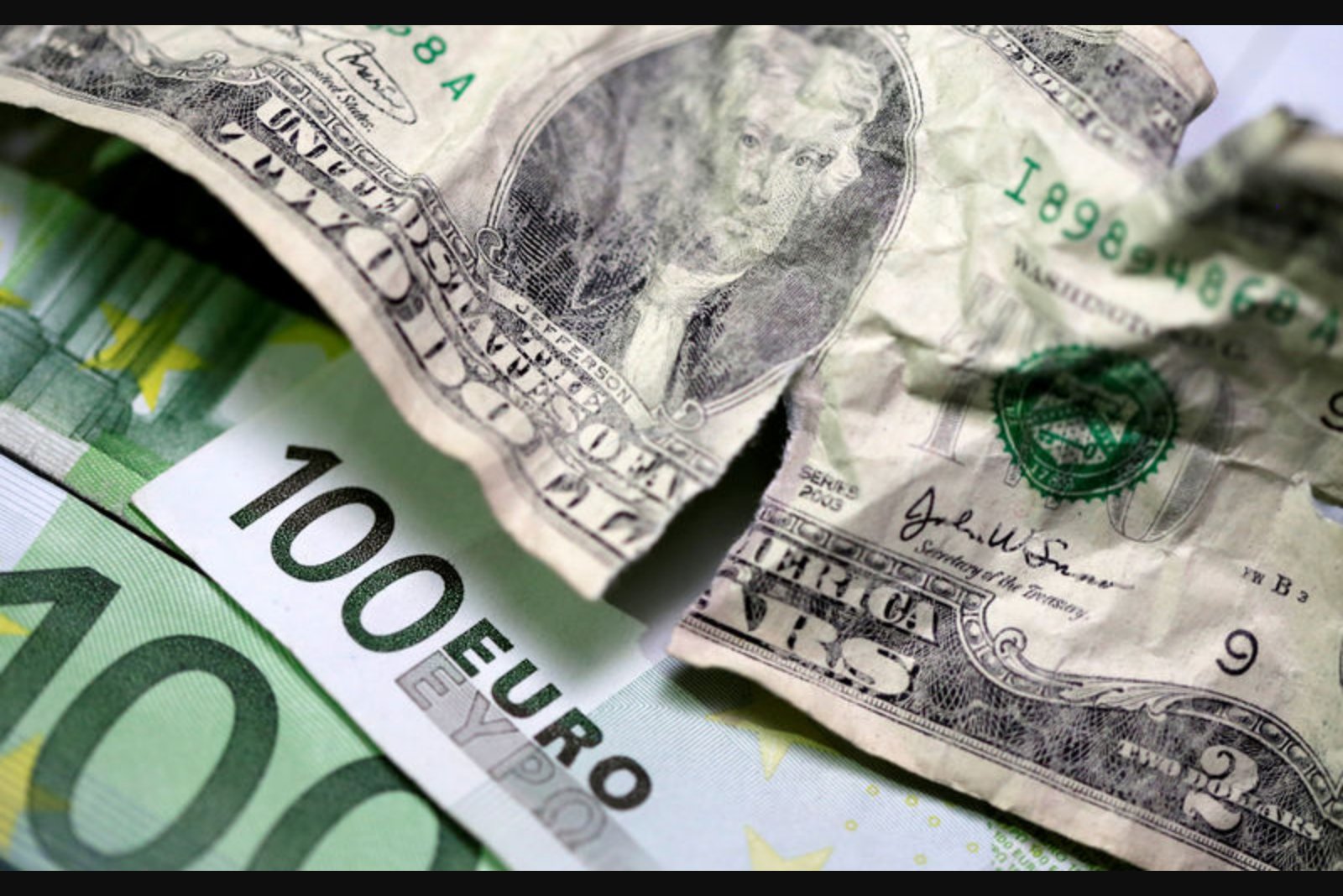 Dollar Near Two-Week Highs as Tech Selloff Fuels Safe-Haven Flows; Euro and Pound Recover