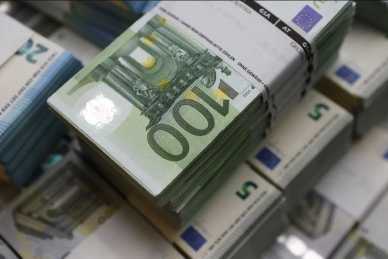UBS Raises U.S. Dollar Call, Lowers Targets for Euro, Yen and Aussie