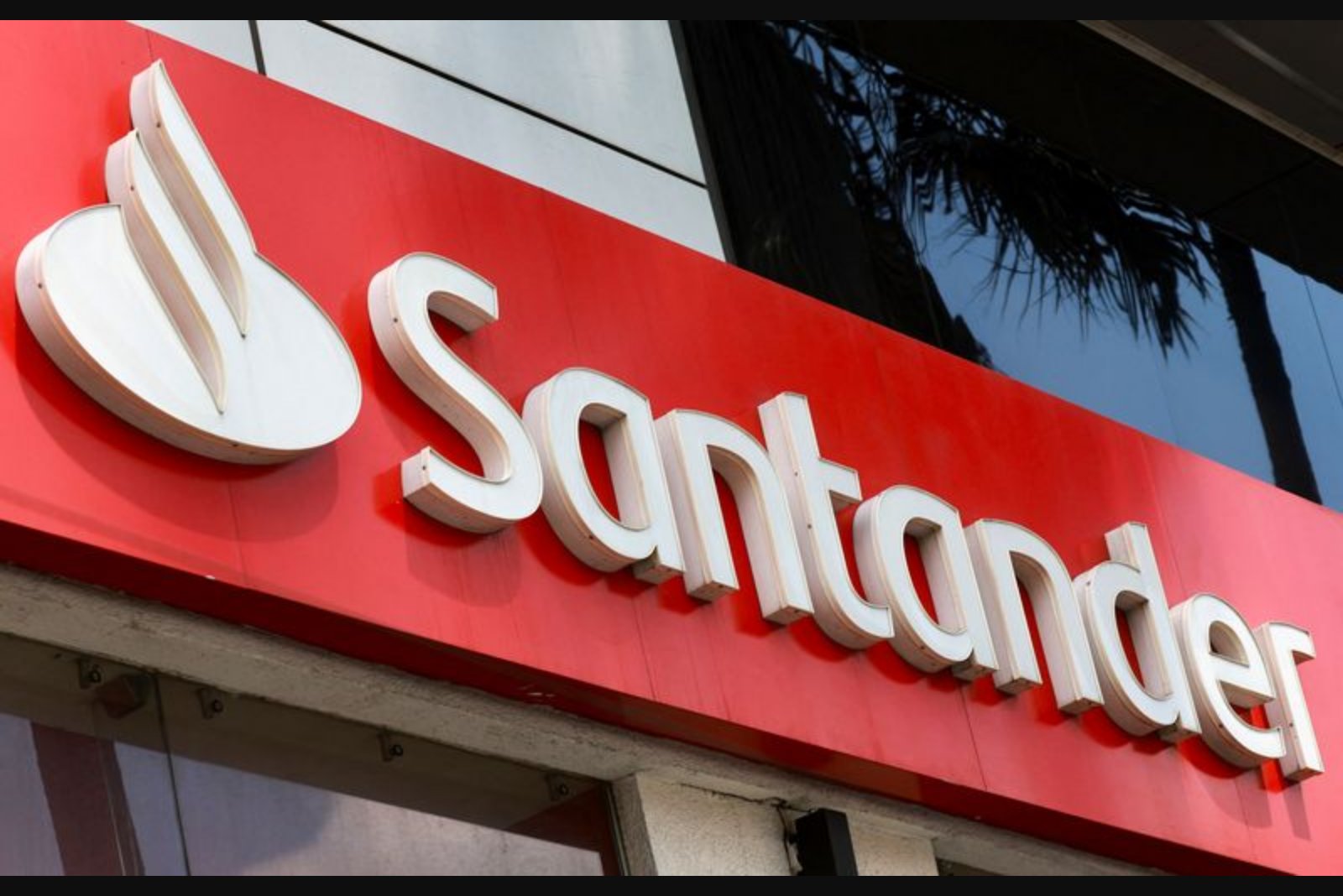 Analyst Says Trump’s Suspension of Trade With Spain Could Impede Santander’s Purchase of Webster
