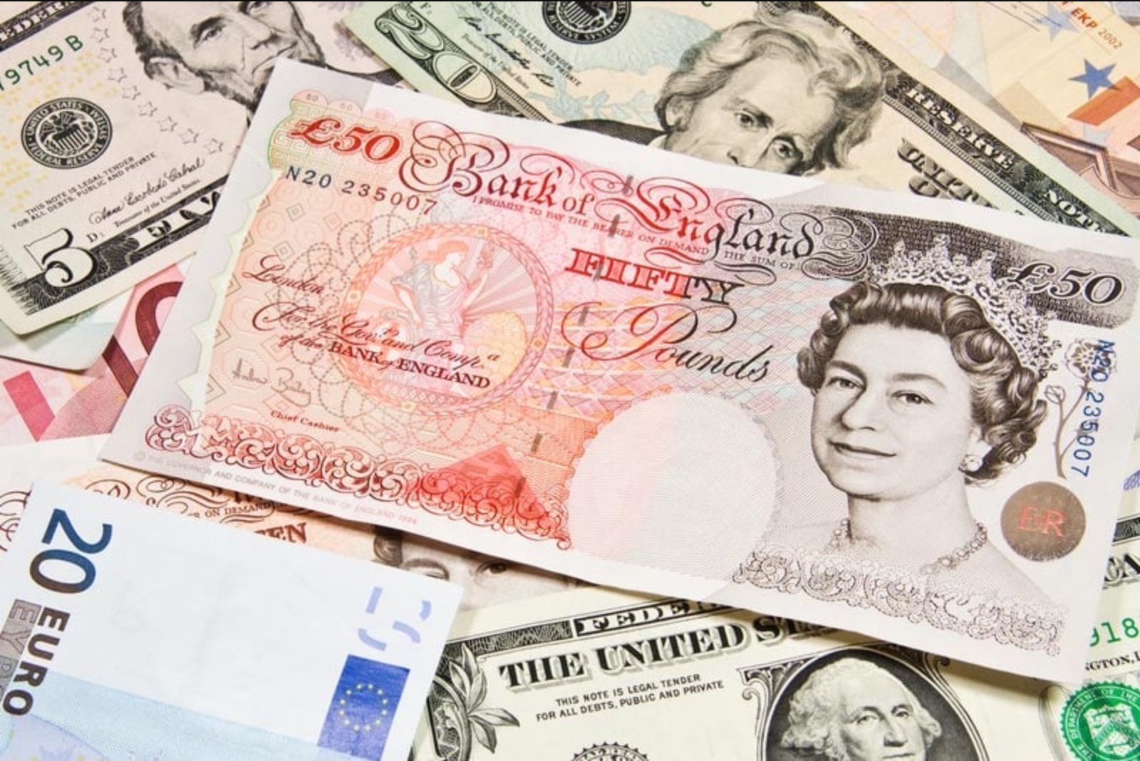 Pound Drifts Lower as Dollar Holds Steady Ahead of Key U.S. Data