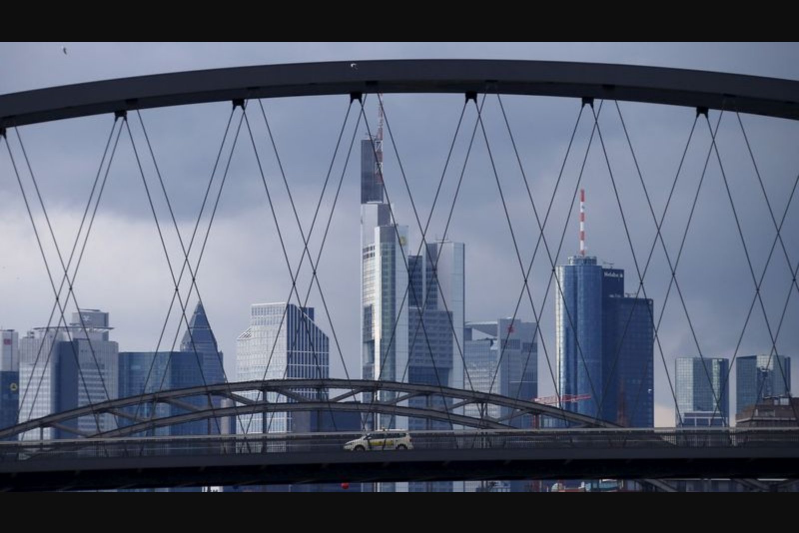 EU Trade Surplus Narrows as U.S. Tariffs and Chinese Imports Weigh on Exports