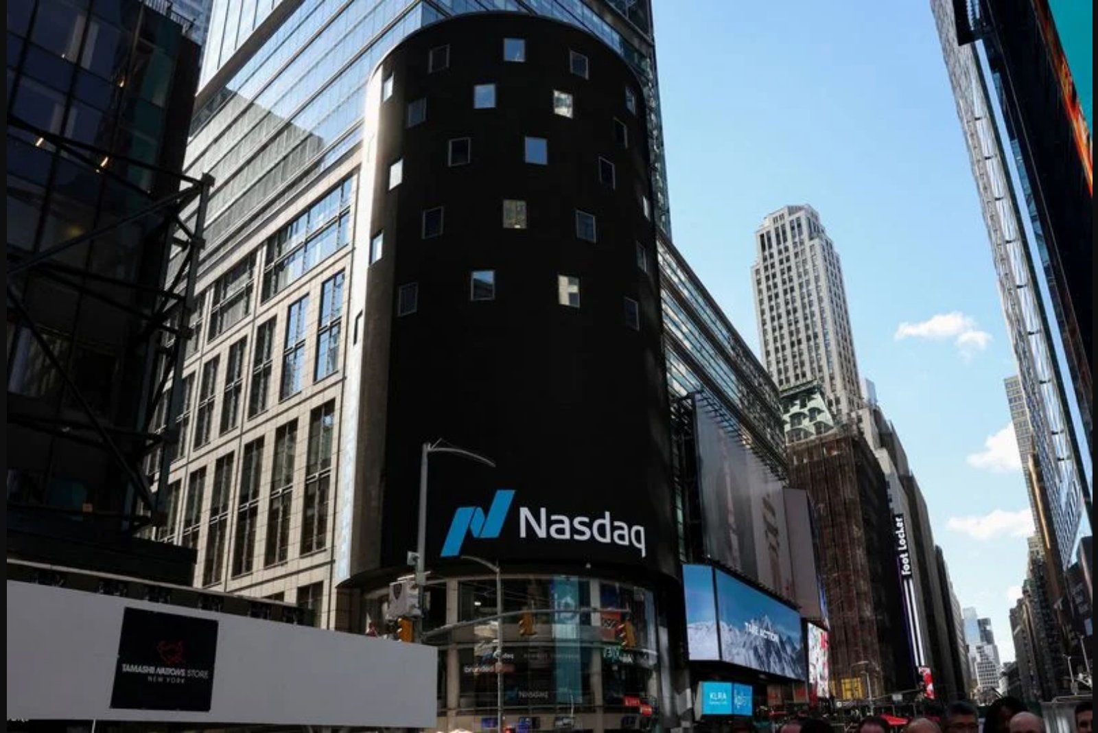 Nasdaq Contracts Slide as Rate-Hike Bets and AI Valuation Concerns Weigh on Tech