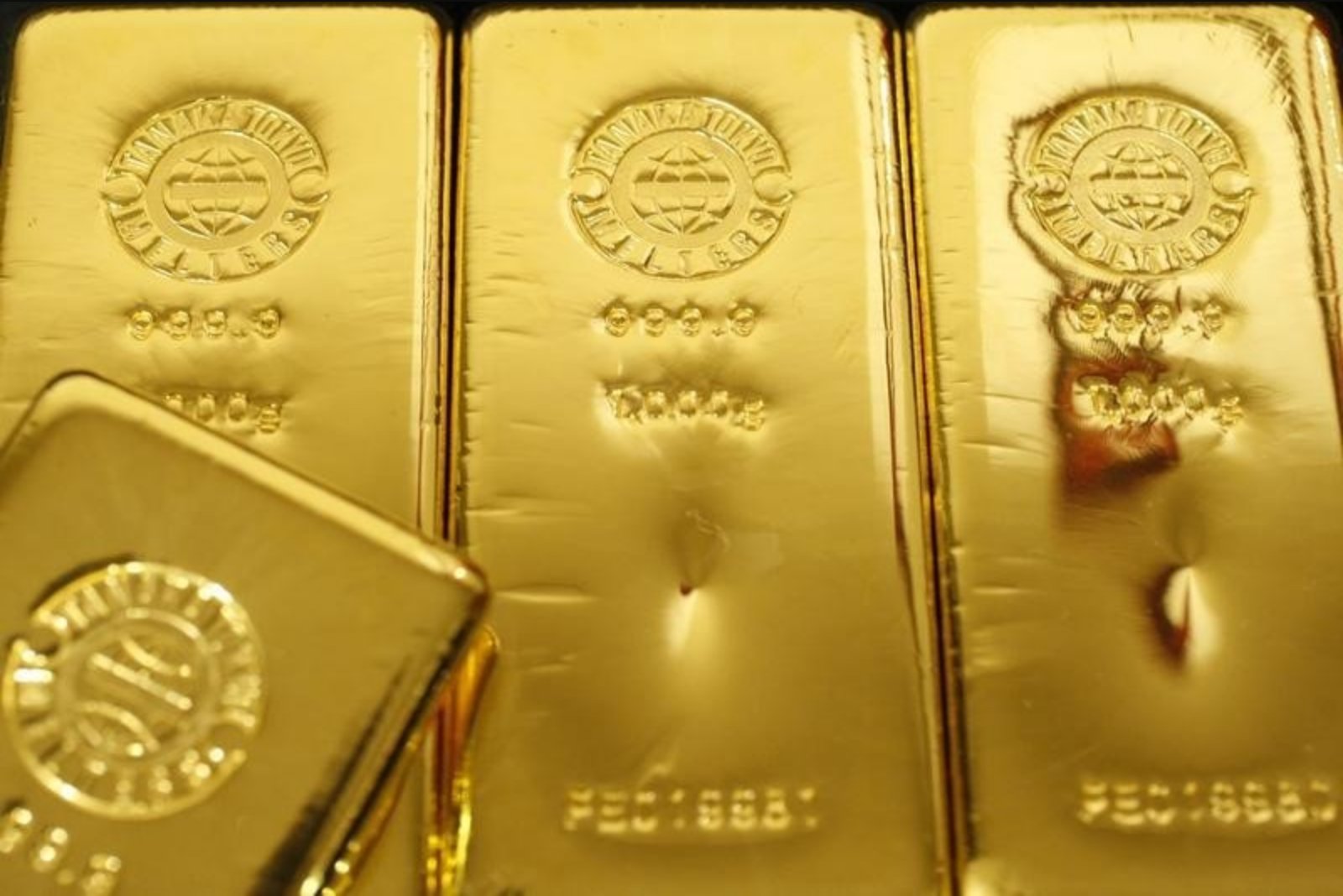 Gold Gains Ground as a Hedge While Bitcoin’s Volatility Reignites Debate