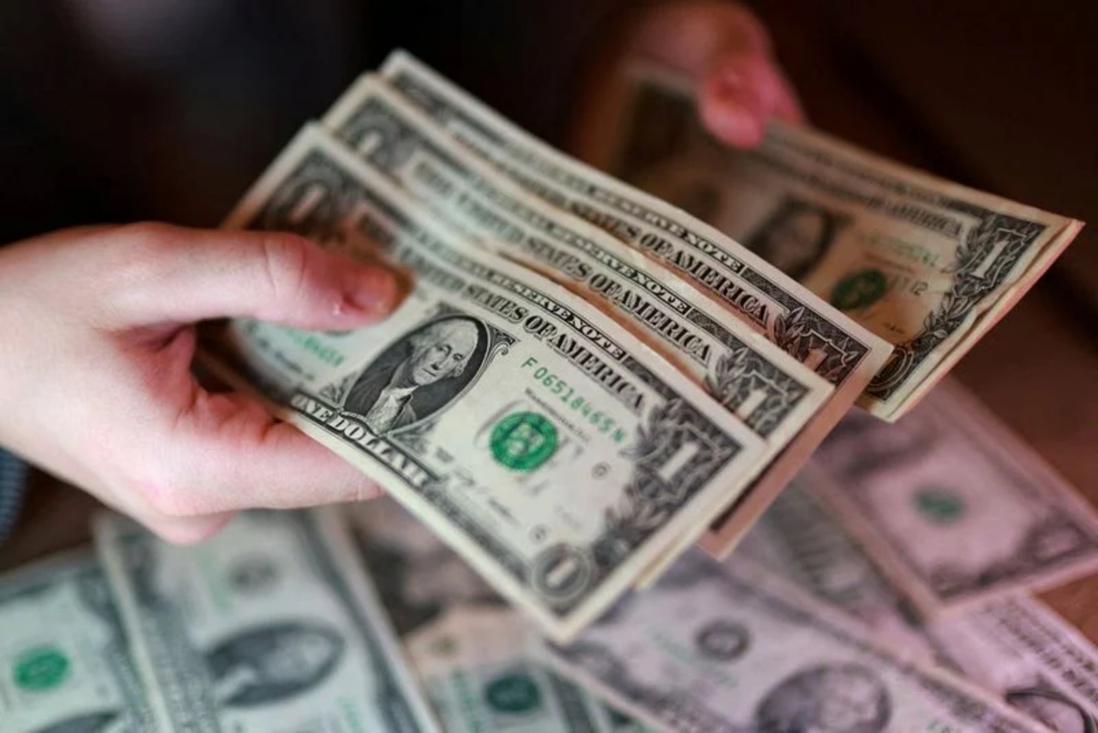 Dollar Holds Steady Amid Geopolitical Caution and Middle East Diplomacy