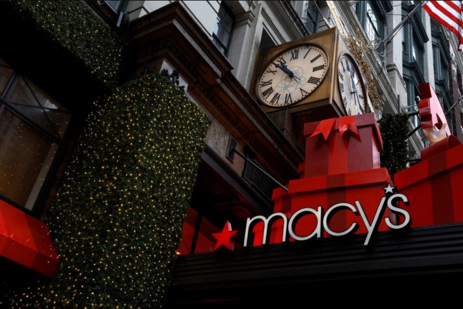 Macy’s Lowers Full-Year Revenue and Profit Outlook, Cites Consumer Weakness and Tariff Burden