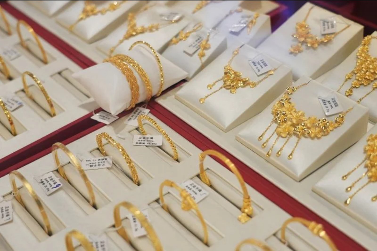 Gold’s surge loses momentum as Fed rate expectations and a firmer dollar pressure prices
