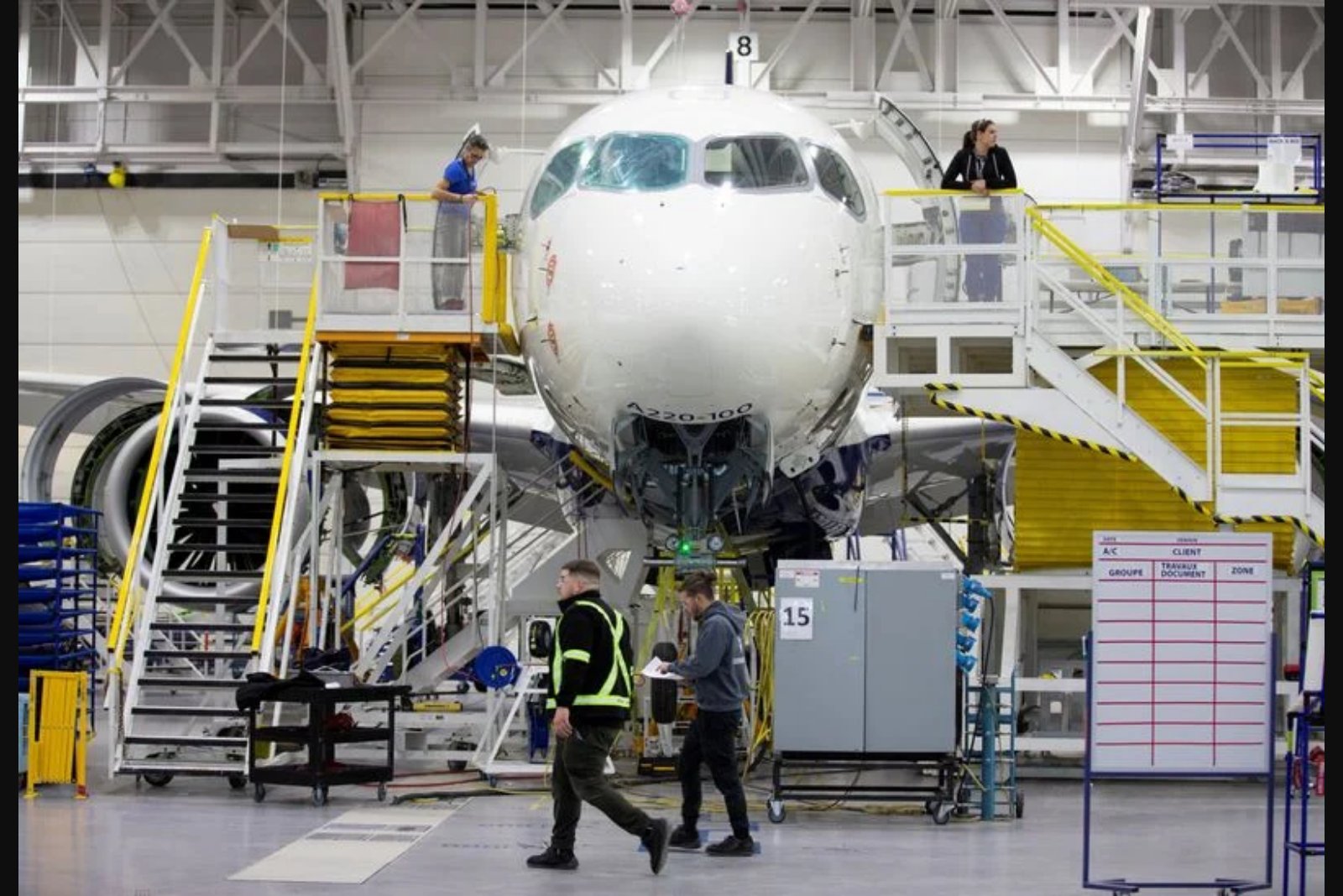 Airbus Delays Decision on Enlarged A220 Amid Tepid Lessors' Interest and Range Concerns