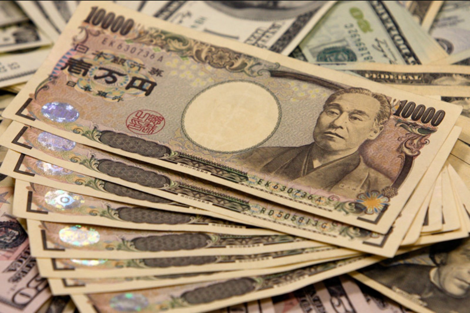 Apollo Economist Flags Risk of Rapid Yen Carry Trade Unwind