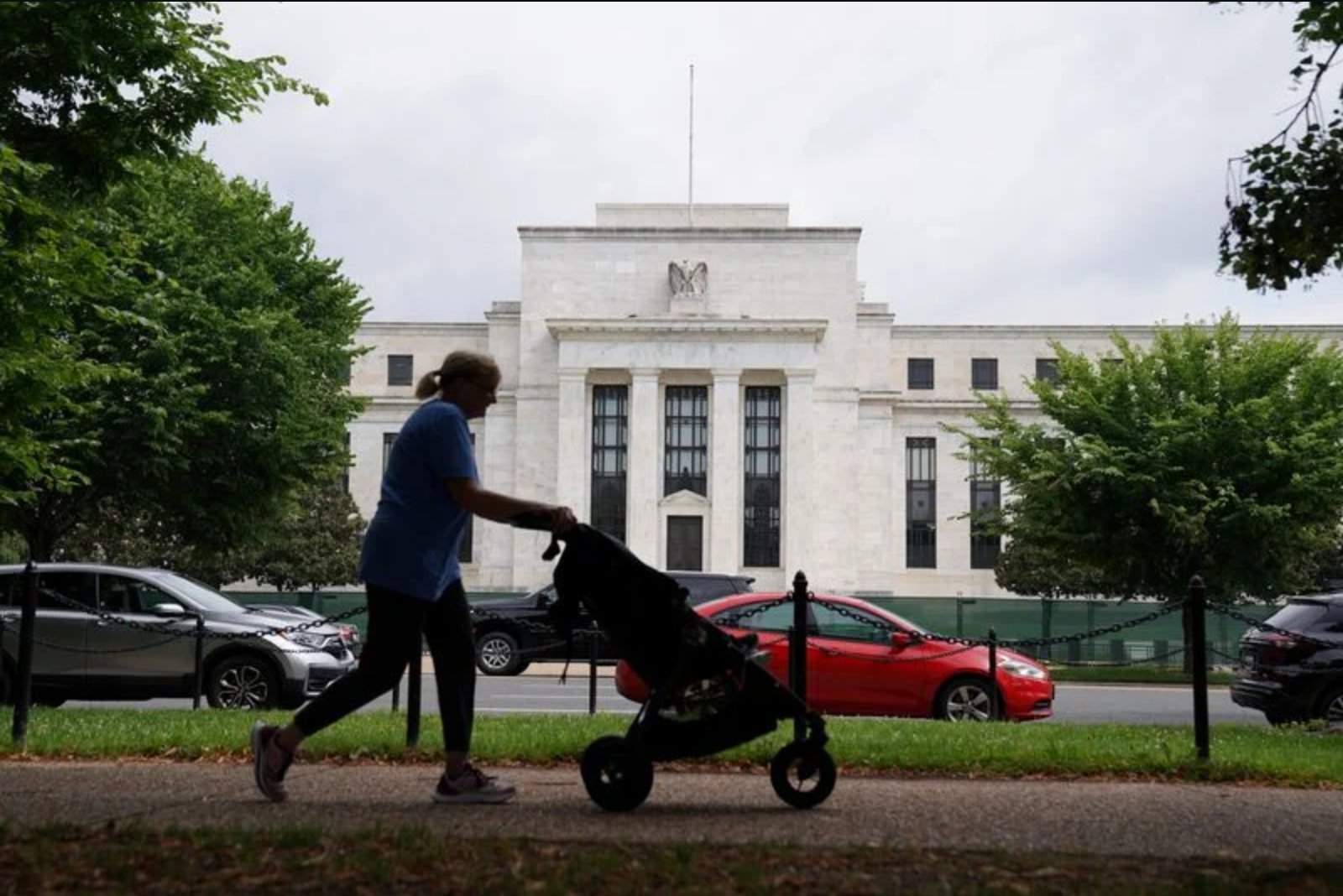 Investors Pull Billions from U.S. Equity Funds as Tech Sector Sours