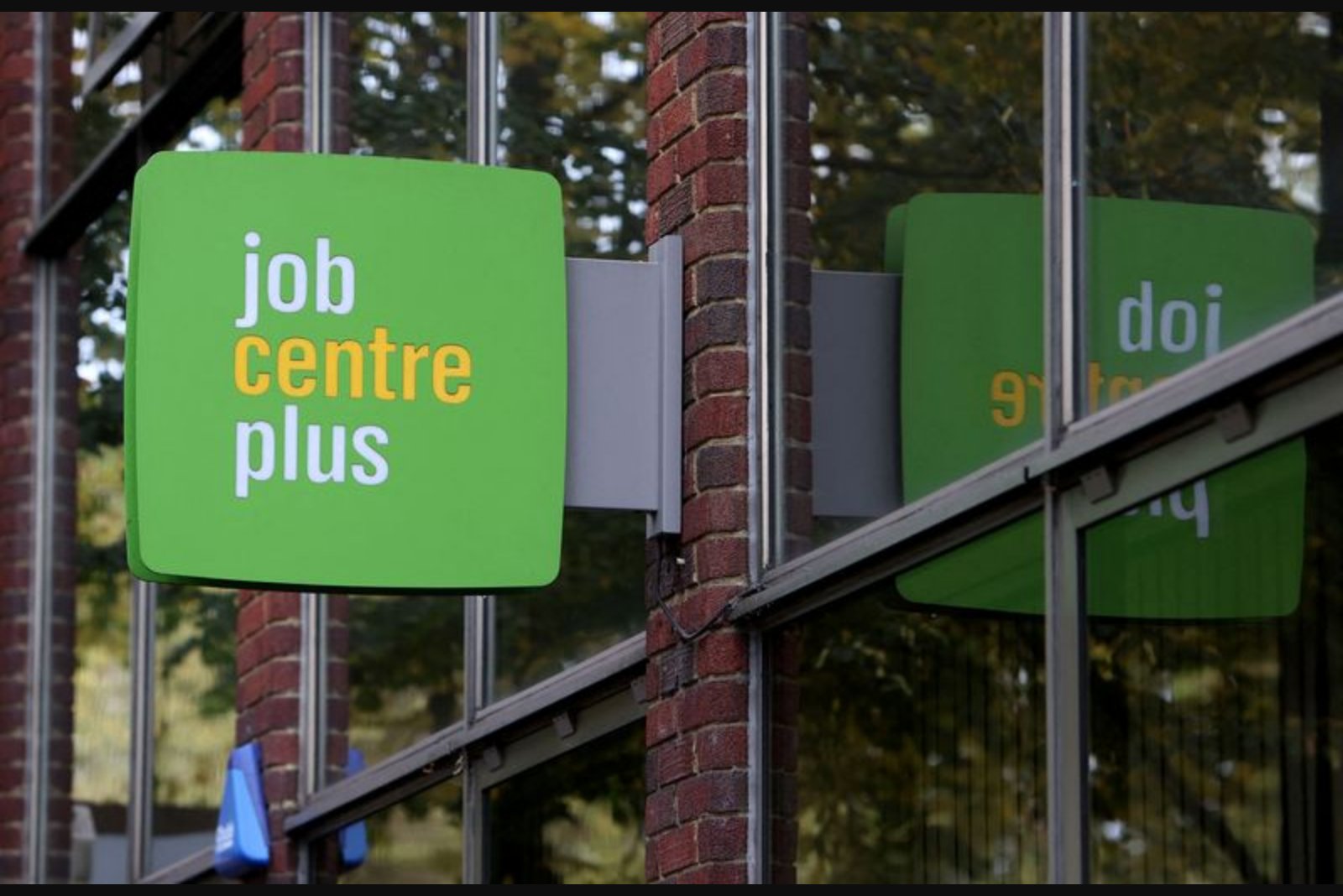 UK Regular Wage Growth Eases to 3.8% as Energy-Driven Inflation Pressures Rise