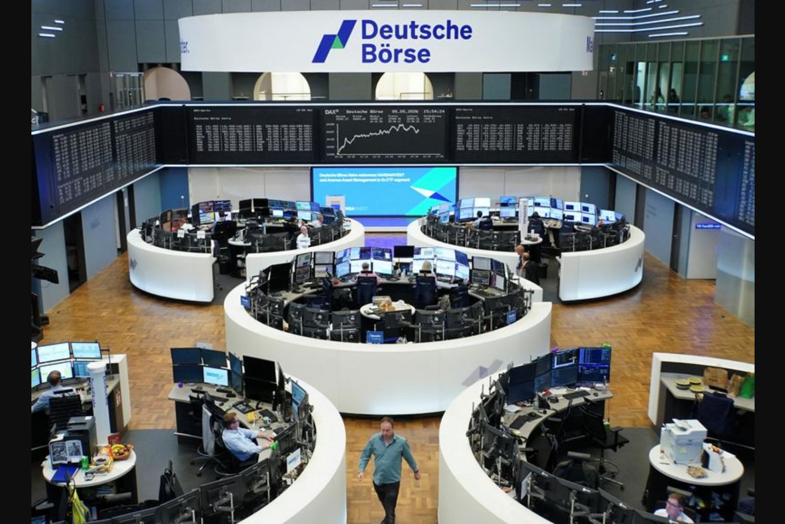 European Stocks Climb as Oil Falls and Peace-Deal Optimism Boosts Sentiment