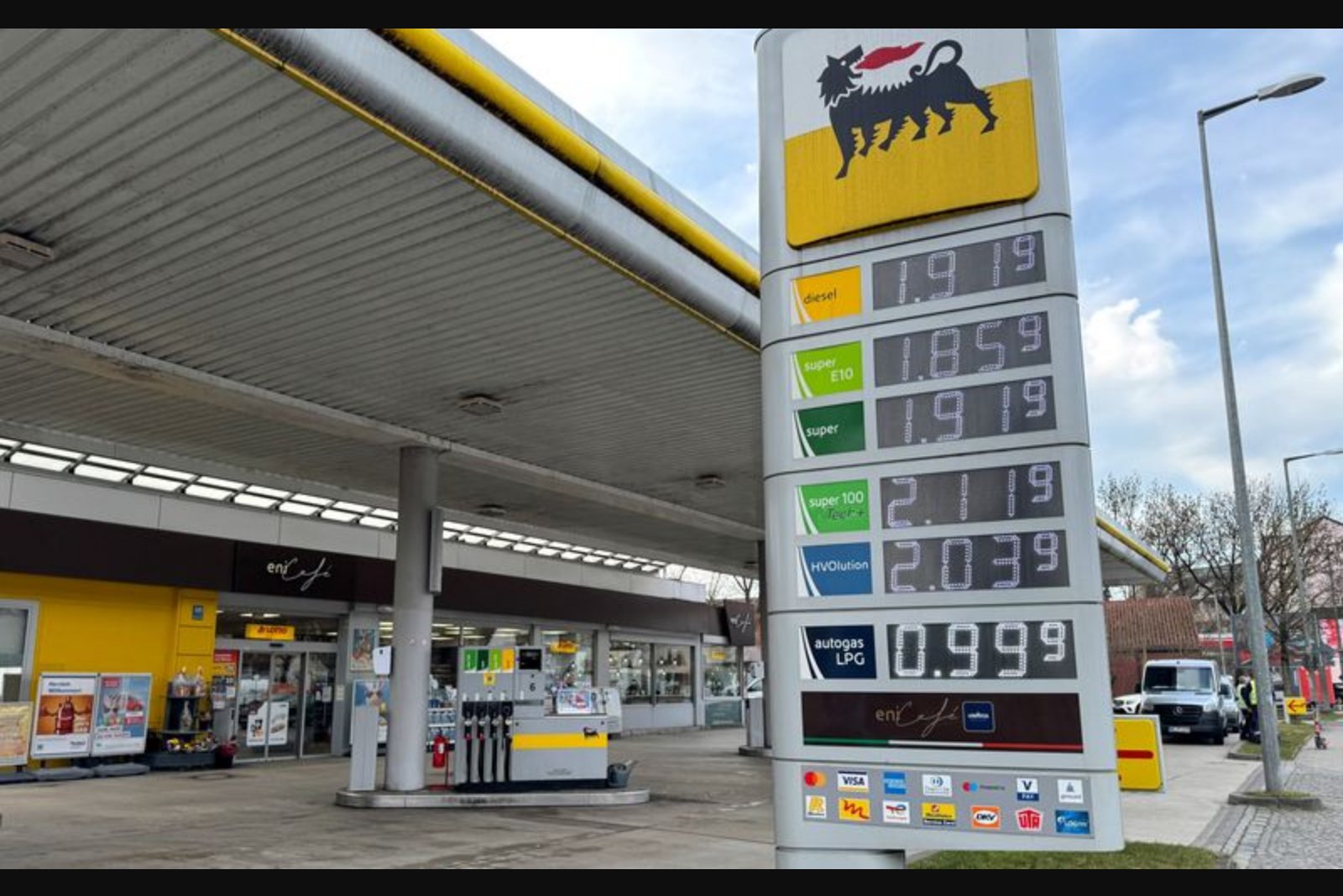 Euro-area inflation ticks up ahead of potential oil-driven shock