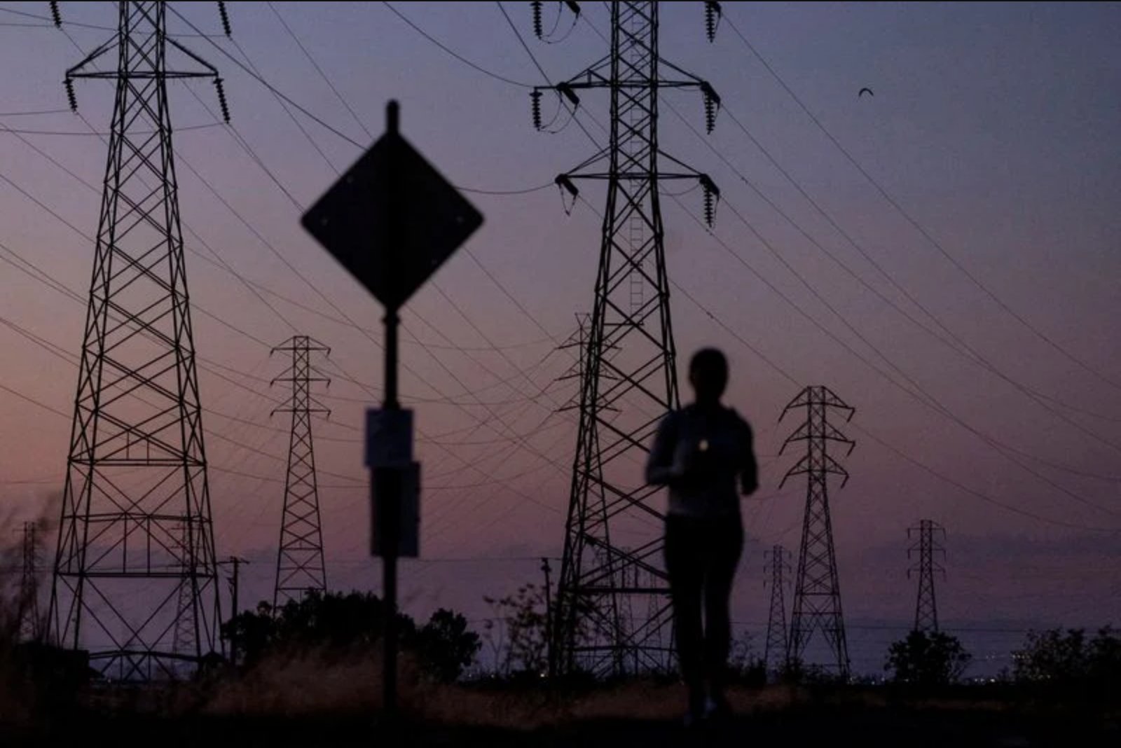 Blackout Risk Intensifies as Heatwave Pushes U.S. Grid Operators to Emergency Measures