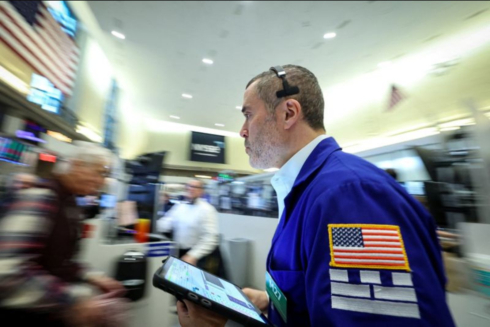 Selling Spurs More Selling as Tech Turbulence Ripples Across Markets