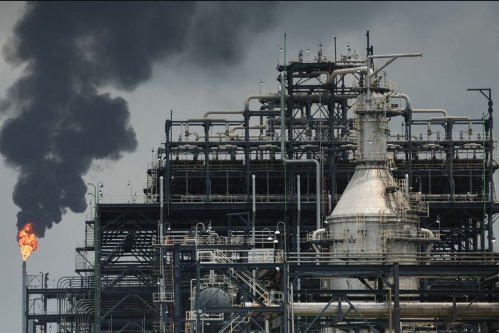 Surge in Iran-driven Oil Prices Forces African Central Banks to Reconsider Easing