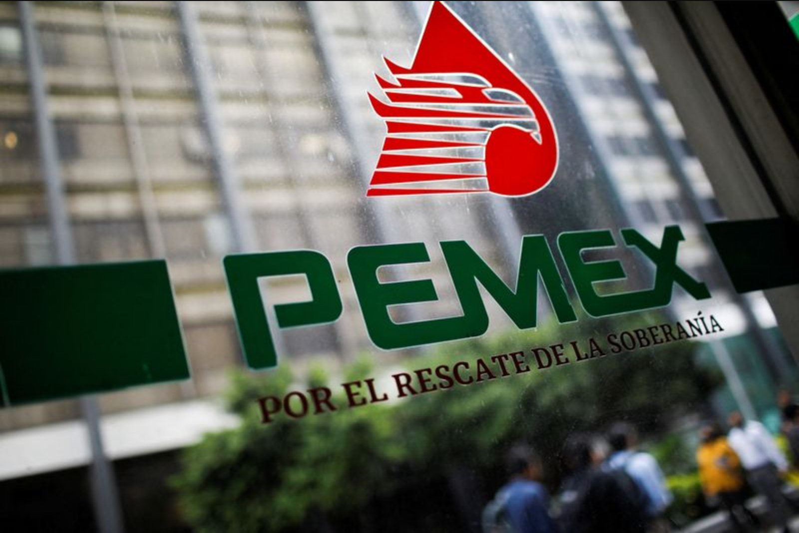 Pemex Awards Macavil Mixed Contract to Firm Controlled by Carlos Slim, Sources Say