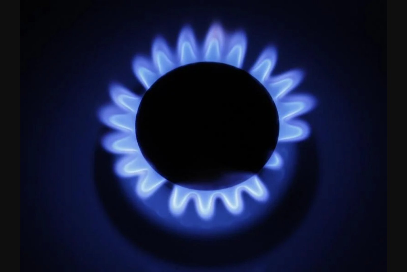 European Gas Retreats as Middle East Shipping Fears Ease Despite Approaching Heatwave