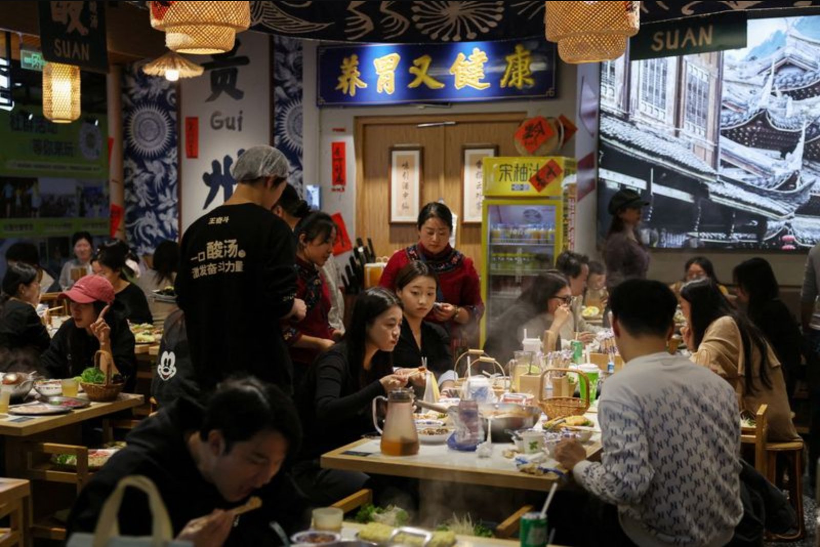 China's Services Sector Accelerates in April as Domestic Demand Strengthens, Private PMI Shows