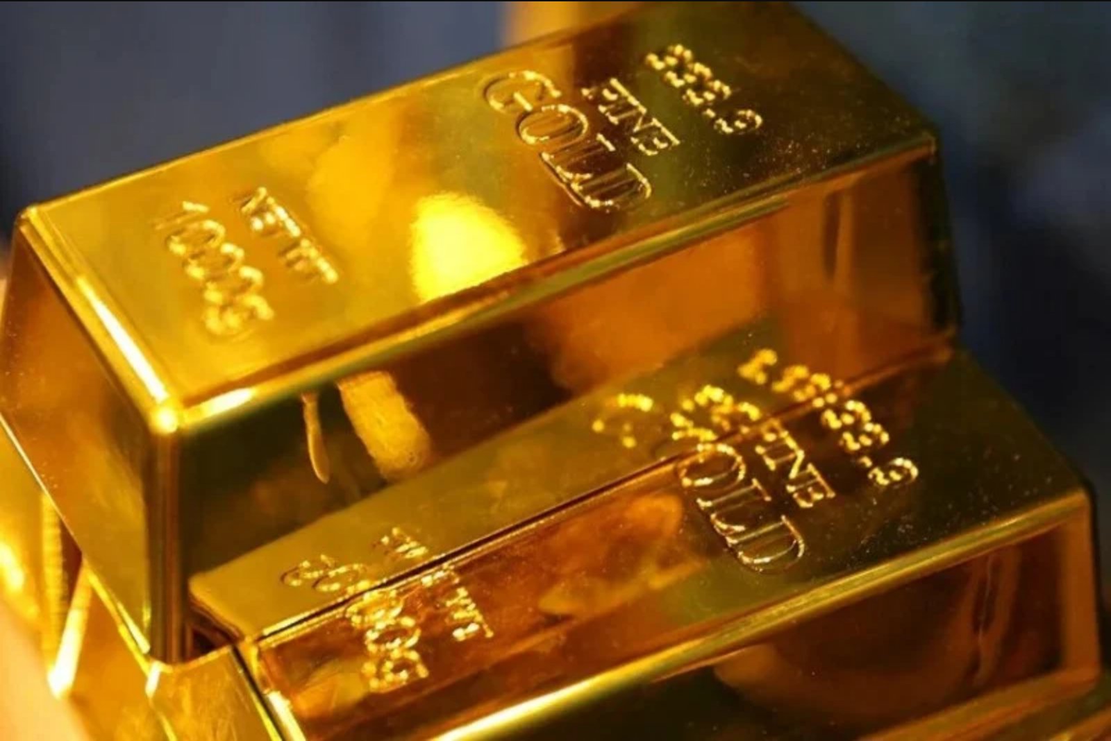 Gold stalls at 5-hour resistance near $4,245 as momentum and long-term trend clash