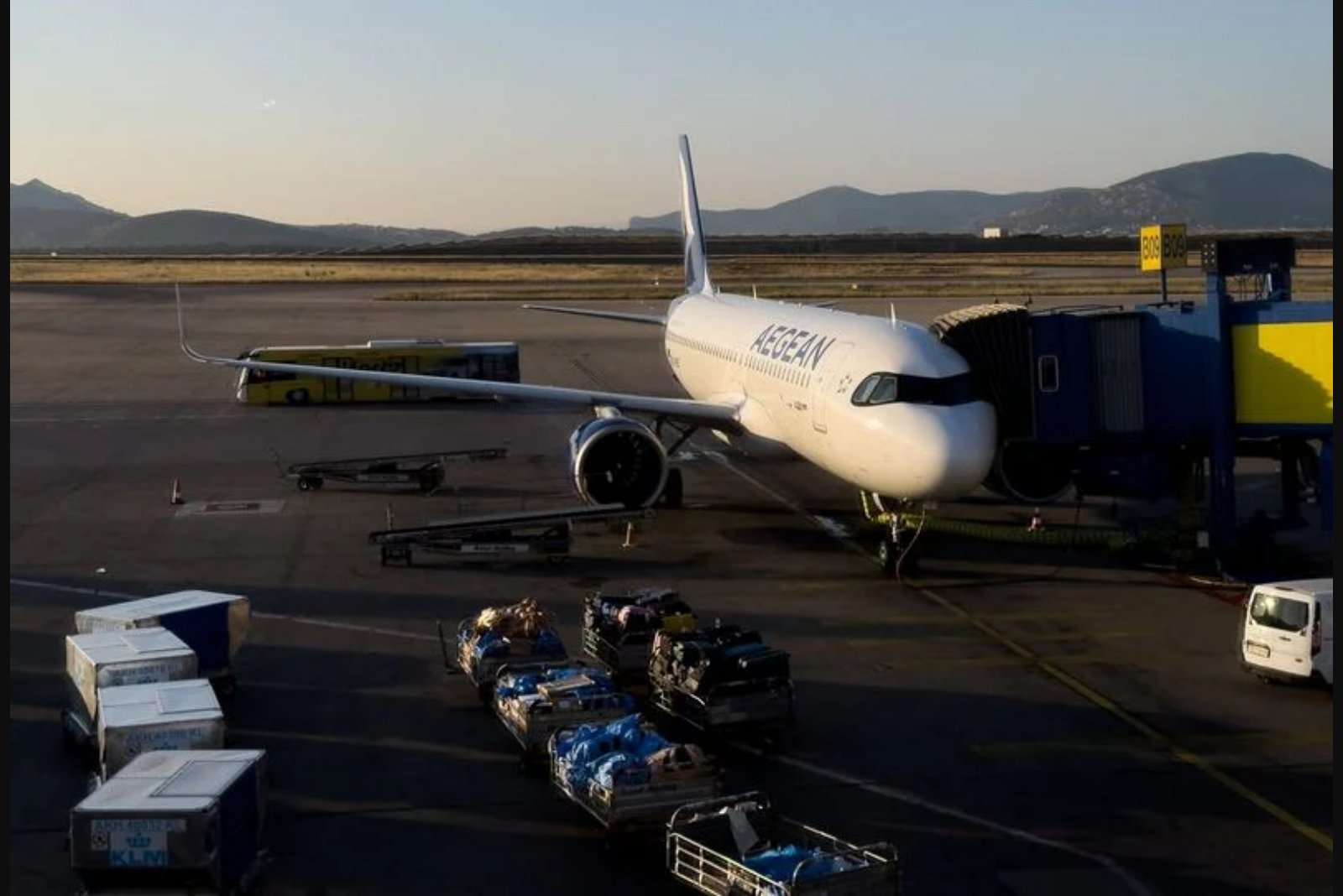 Airlines Partially Restore Middle East Services as Disruption Persists
