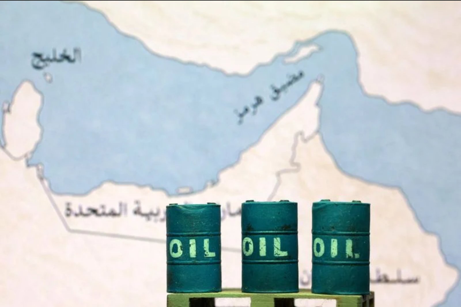 Oil Slips 1% as Markets Weigh Alternative Routes Against Regional Strikes