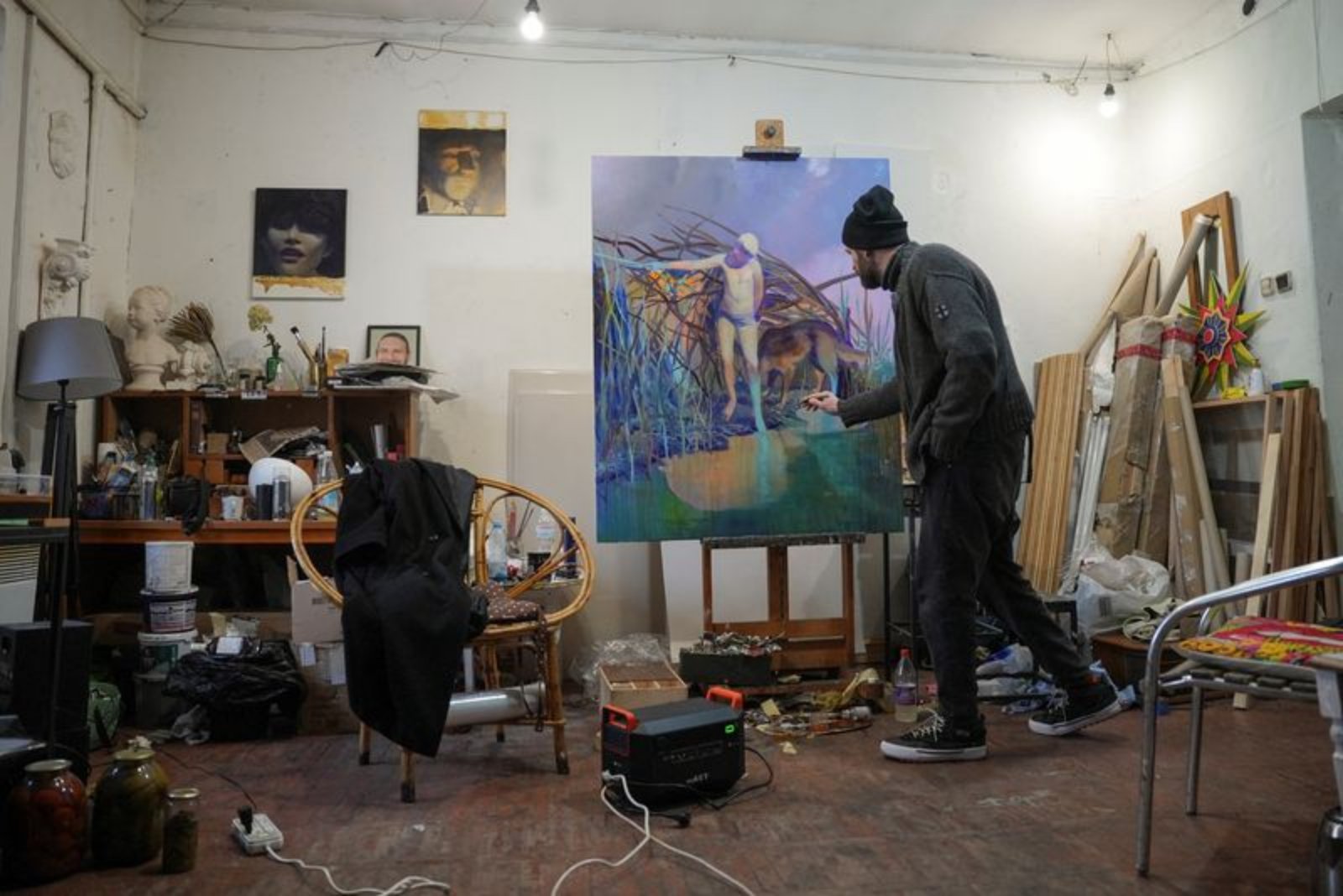 Ukrainian Painters Battle Cold and Cuts to Keep Art Alive Amid Bombardment