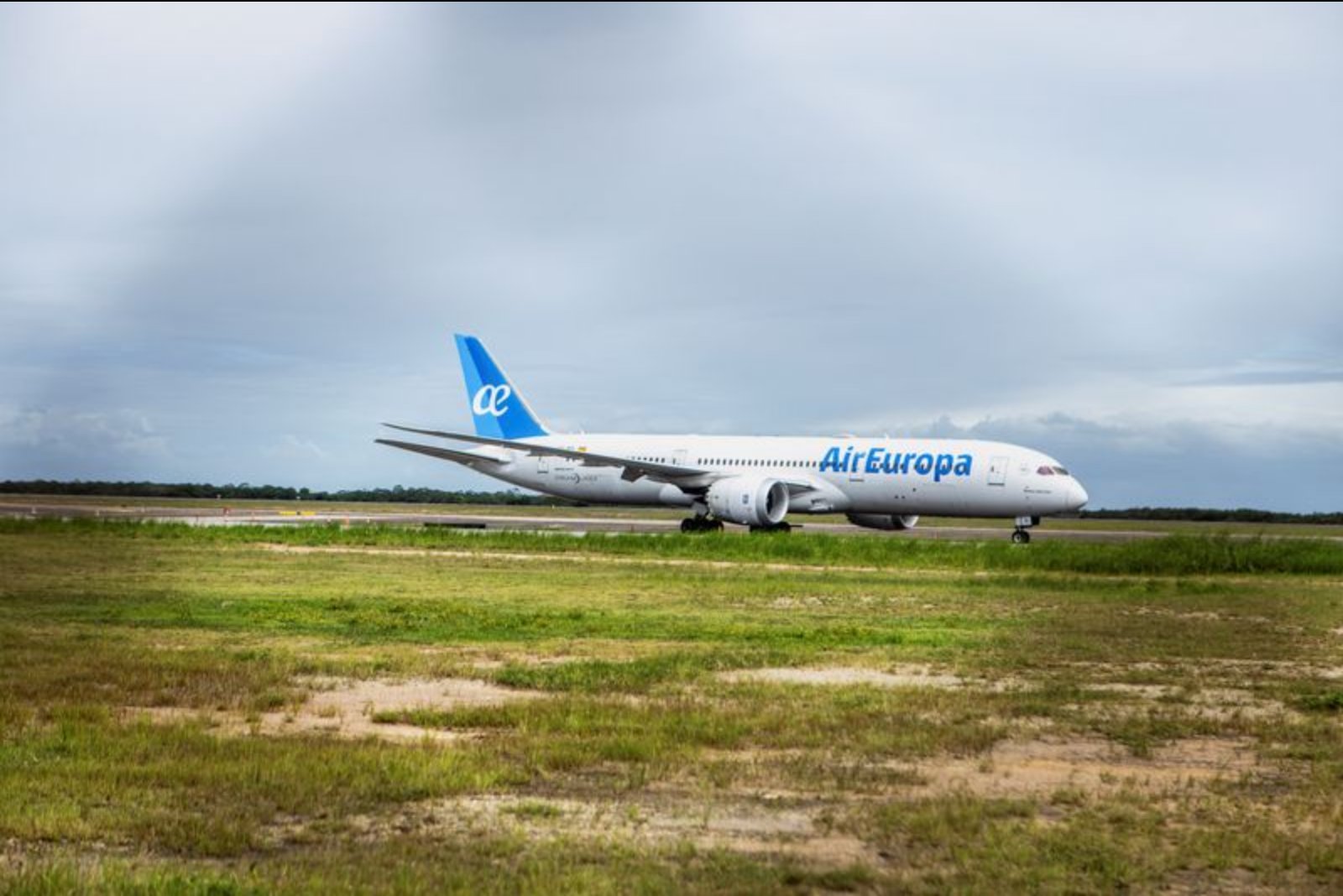 Airlines Adjust Schedules and Suspend Routes as Middle East Conflict Disrupts Services