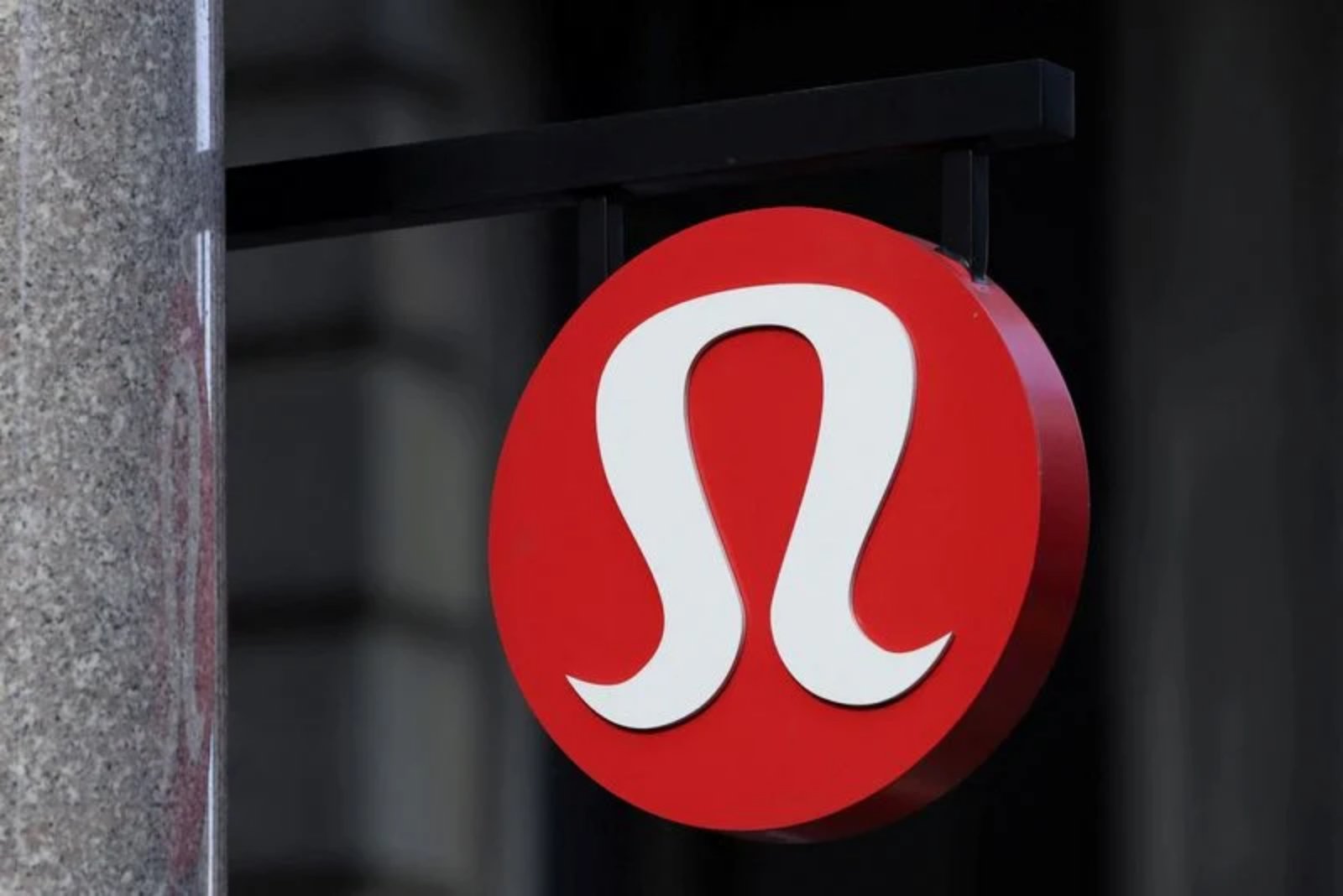 Lululemon Shares Plunge After Weak Profit Outlook Deepens Turnaround Concerns