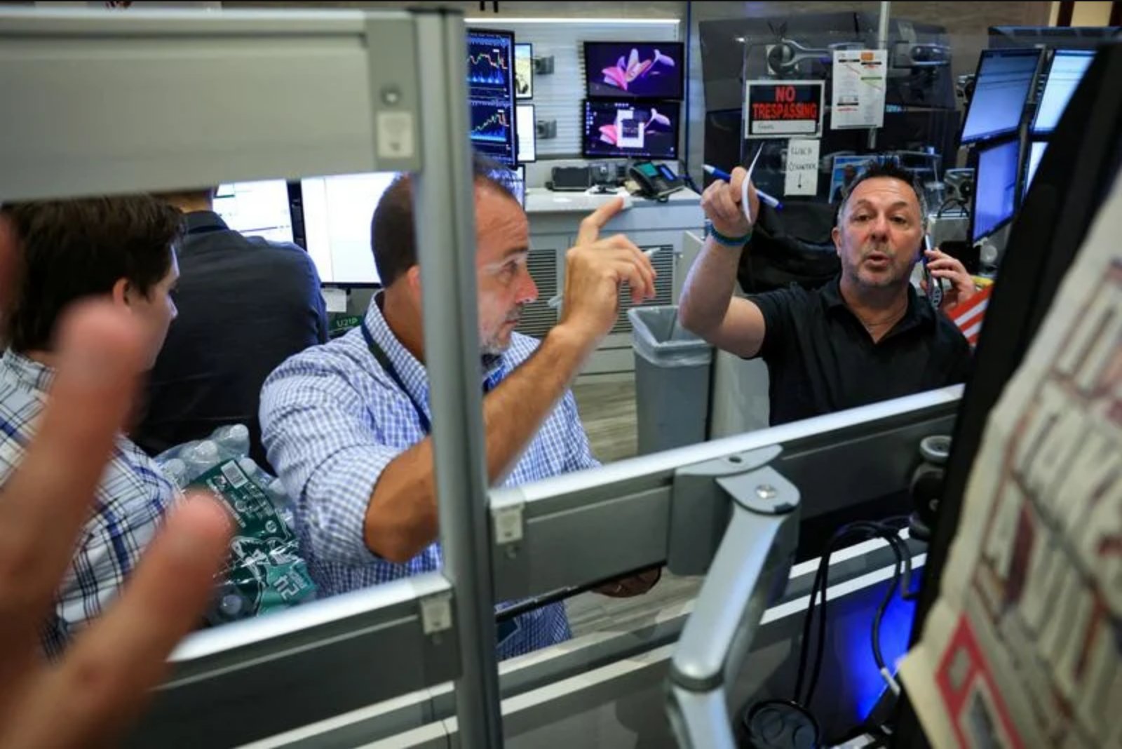 Wall Street Pauses After Two-Day Rally as Chip Stocks Slump Ahead of Data and Earnings