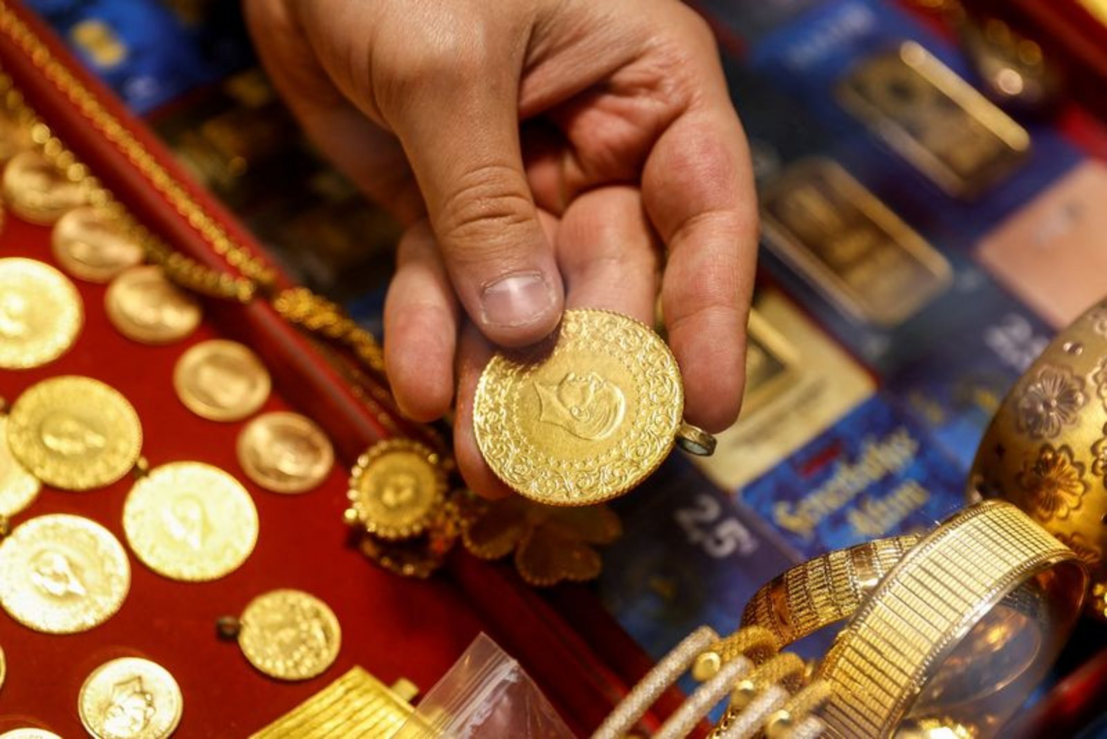 Gold Demand Reaches Record 5,002 Tons in 2025 as Investors Flock to Safe Havens