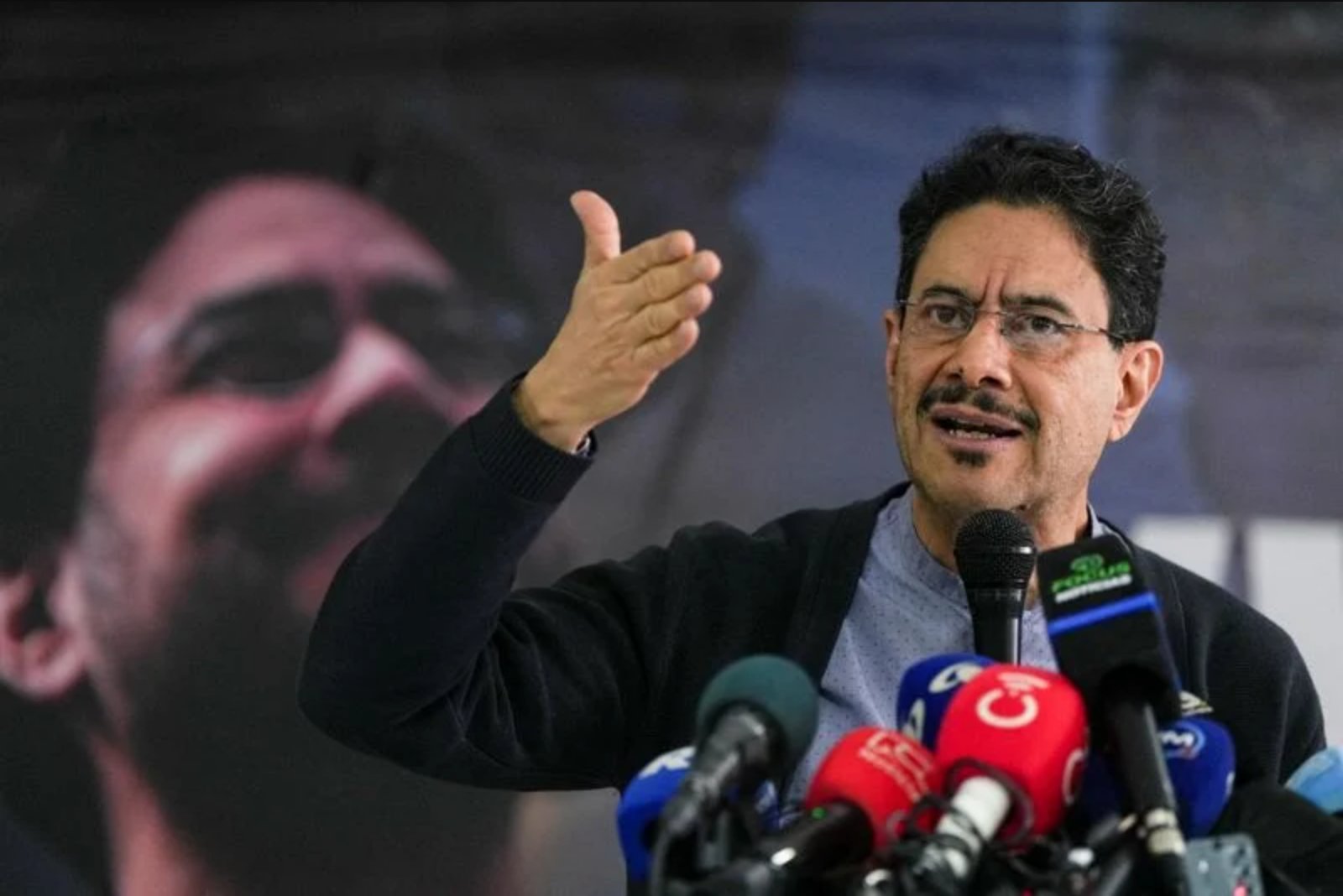 Colombian Leftist Ivan Cepeda Withdraws Push for Constituent Assembly to Court Centrist Votes