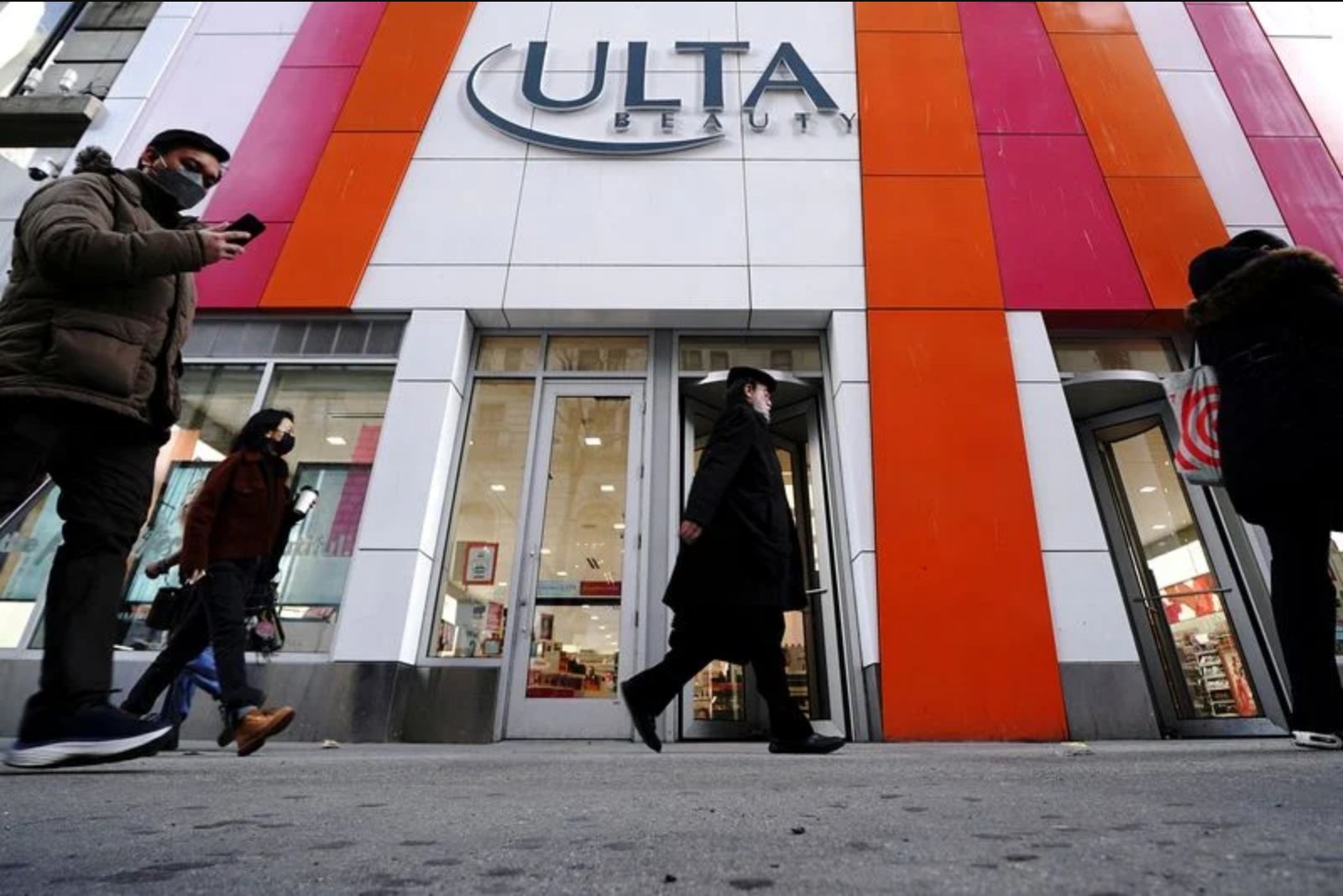 Ulta Beauty Raises Full-Year EPS Outlook as Premium Product Demand Persists