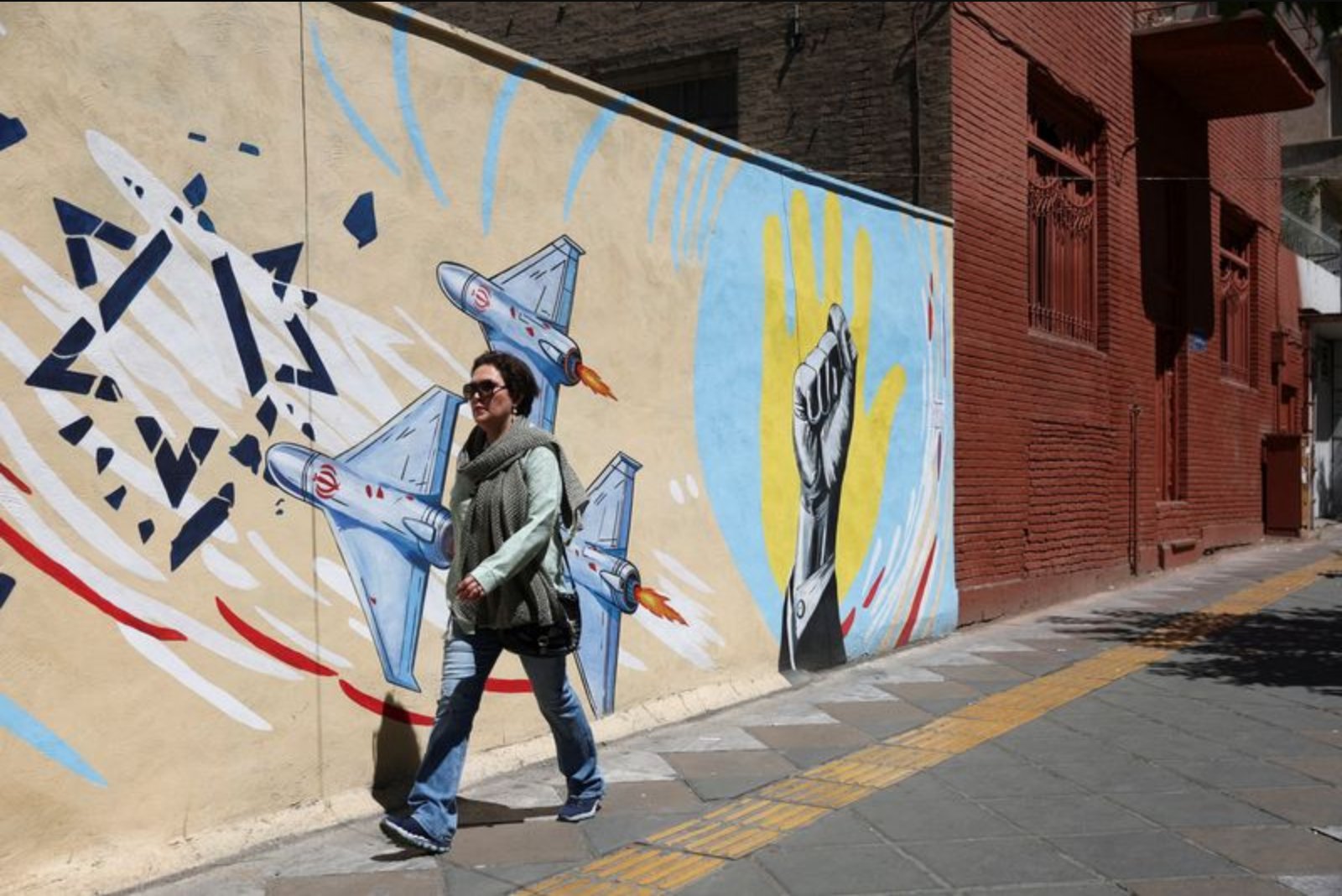 U.S. and Iran Exchange Air Strikes as Talks and Ceasefire Hinge on Strait Control
