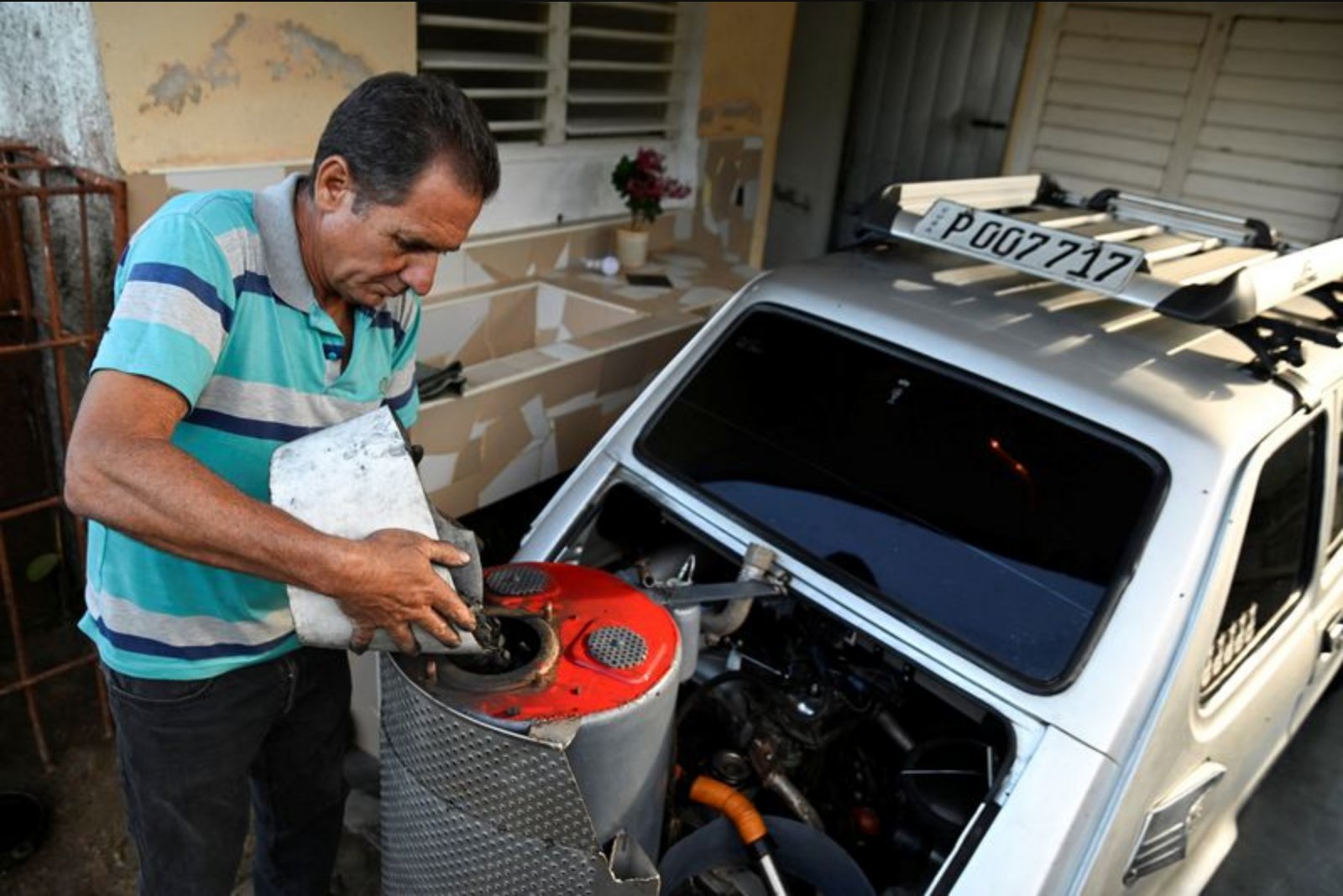 Cuban Mechanic Converts 1980 Fiat to Run on Charcoal Amid Fuel Shortages