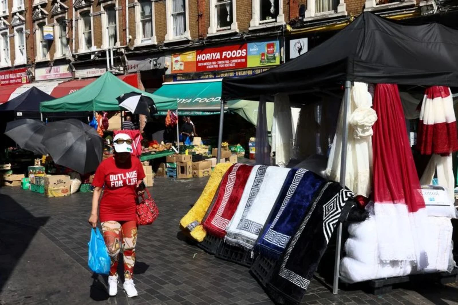 UK Consumers Pull Back Inflation Expectations in June, Citi/YouGov Poll Shows