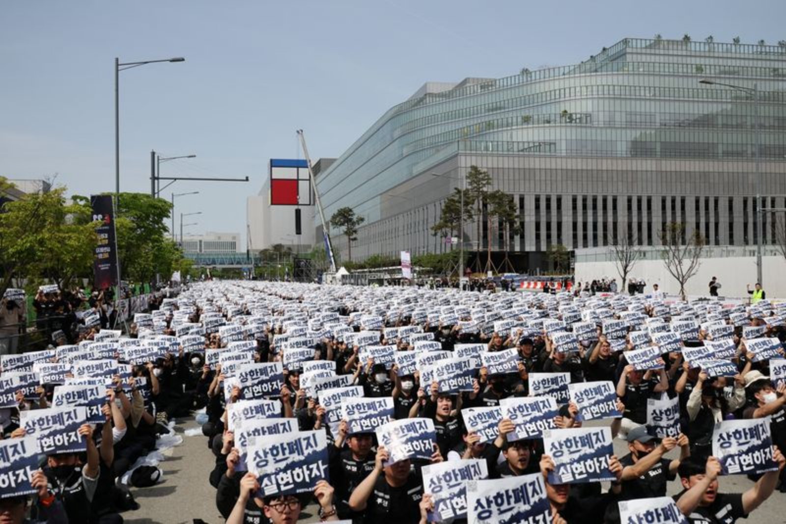 Samsung Electronics union threatens to halt pay talks if mediation not presented