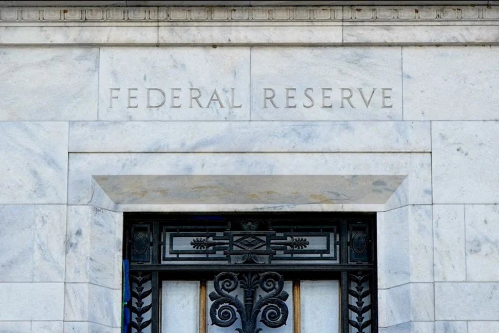 Economists See Fed Holding Rates Through 2026 as War-Driven Inflation Persists