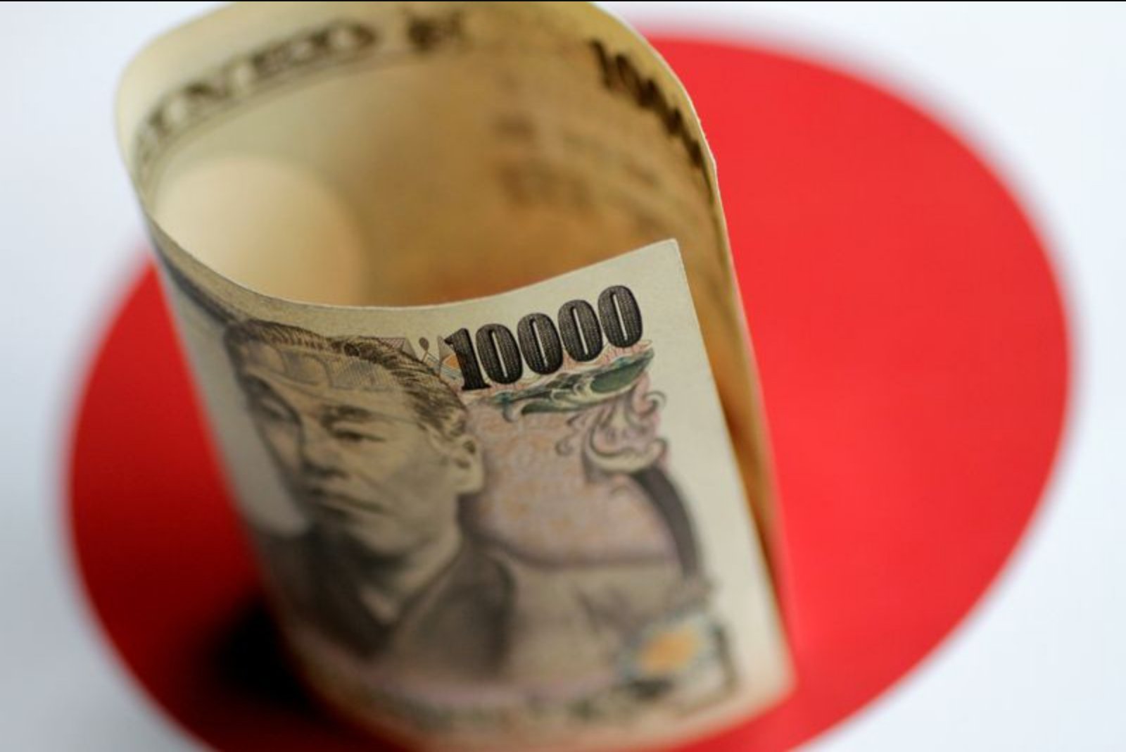 Yen Rally and Intervention Risk Keep Dollar Muted