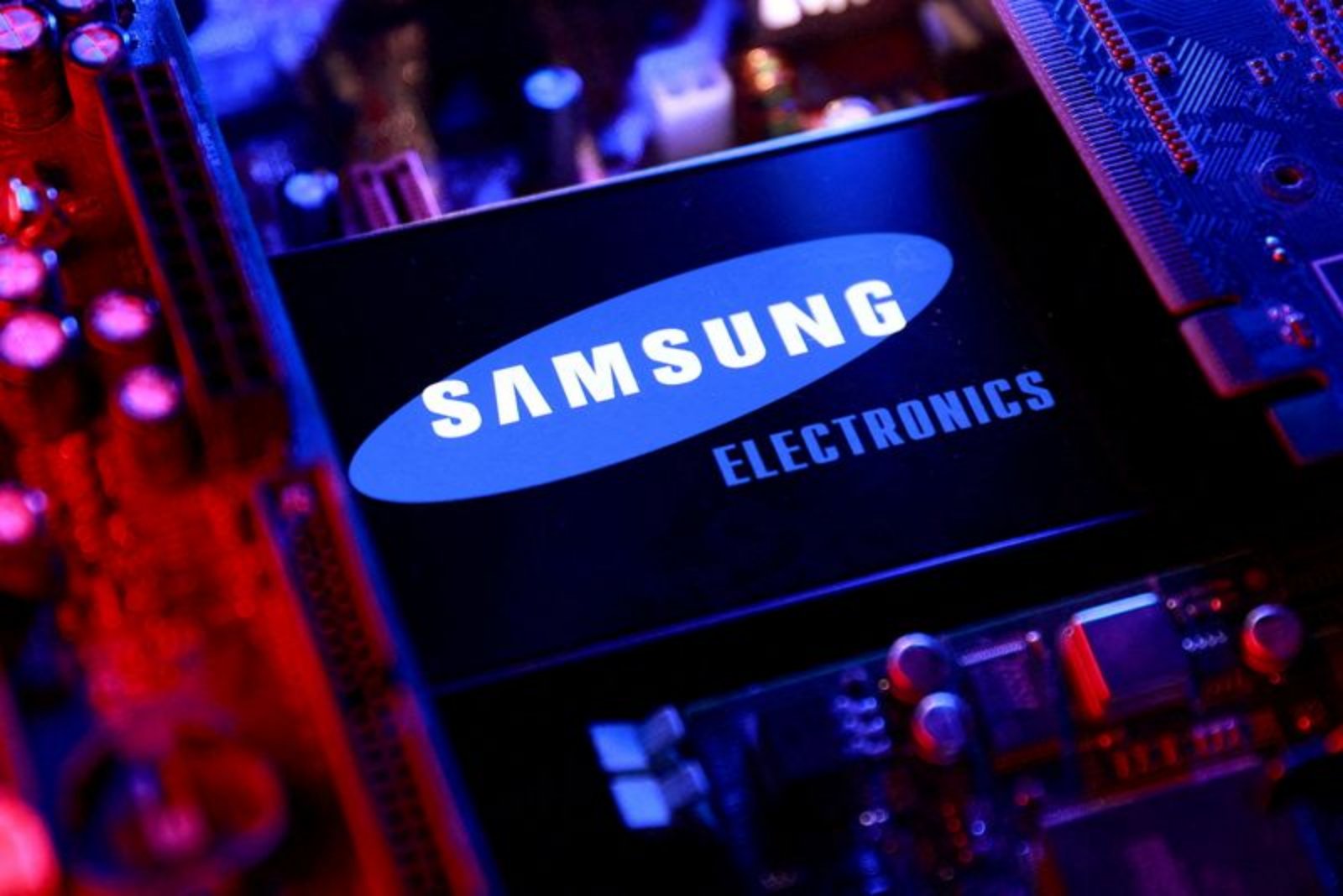 Samsung Electronics chairman urges labour talks as unions prepare May strike