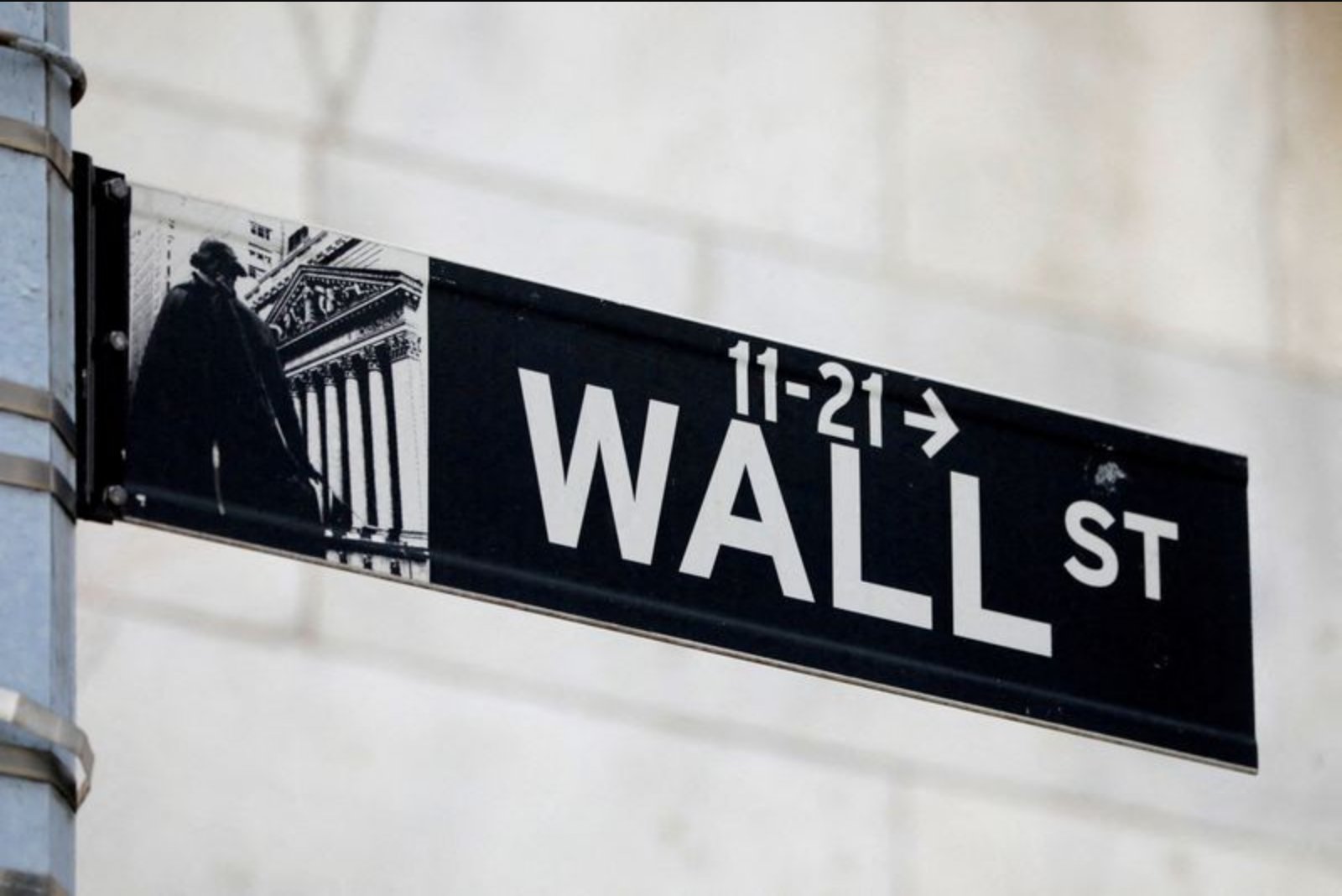Wall Street Scrutinizes Private Credit Amid Outflows and AI-Related Risks