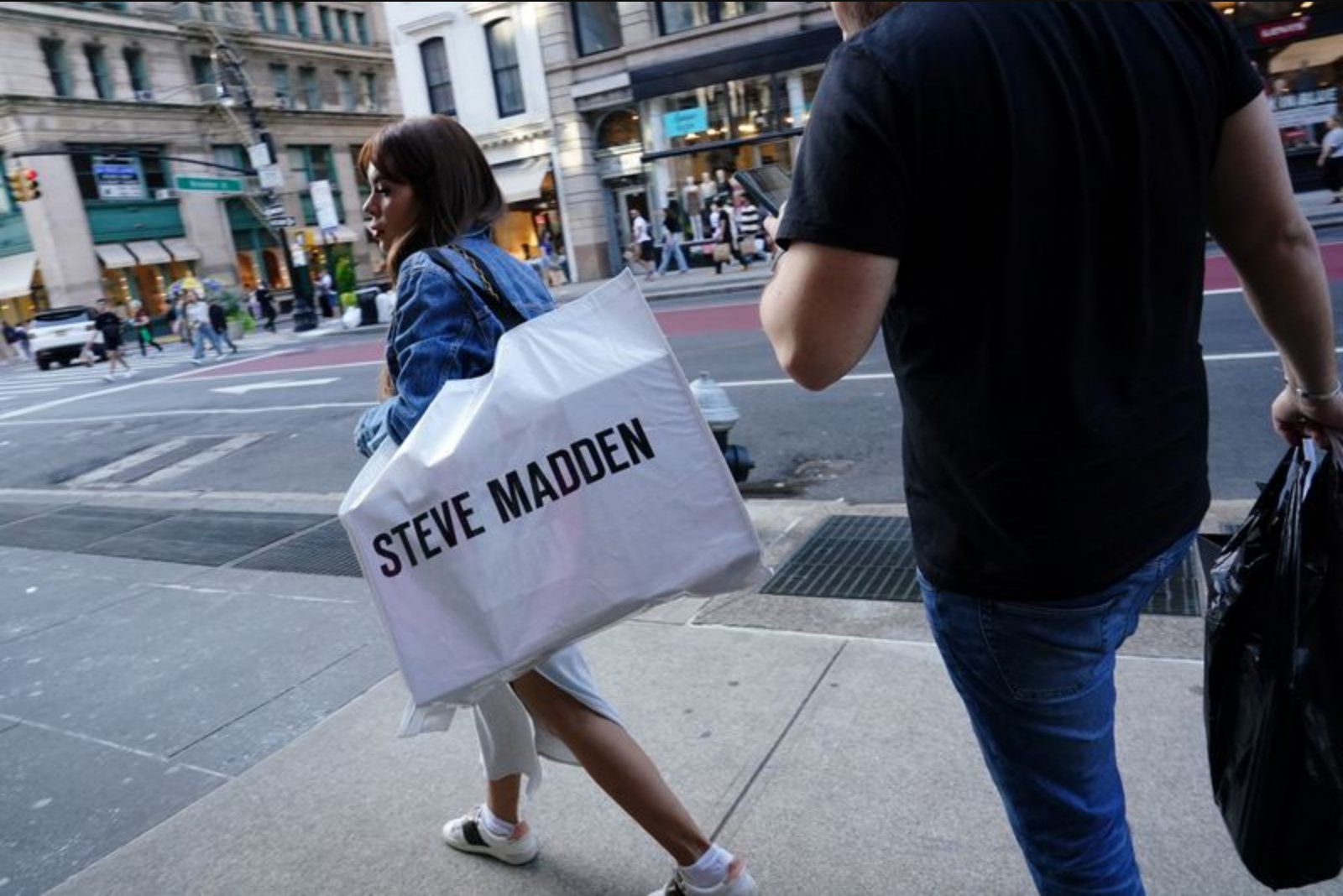 Steven Madden Pauses 2026 Profit Guidance Amid U.S. Tariff Turmoil